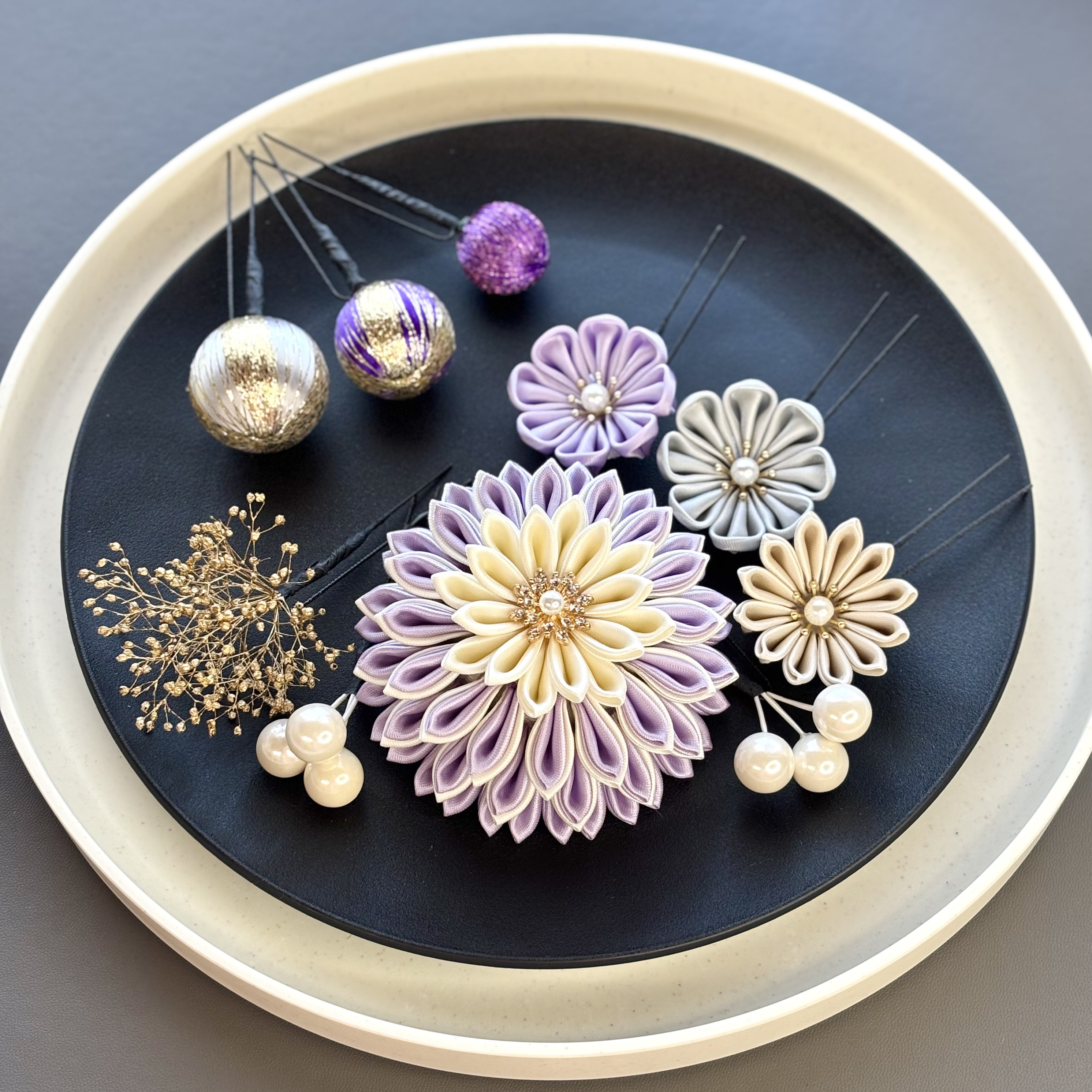 【新色/一点物】卒業式髪飾り 成人式髪飾り/ウエディング ヘッドパーツ 結婚式 色打掛 サテンつまみ細工 紫 アイボリー