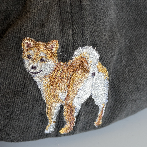 お尻を向けた振り返り柴犬デニム調刺繍キャップ キャップ くろまりこん