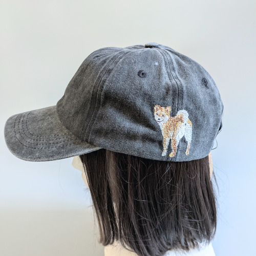 お尻を向けた振り返り柴犬デニム調刺繍キャップ キャップ くろまりこん