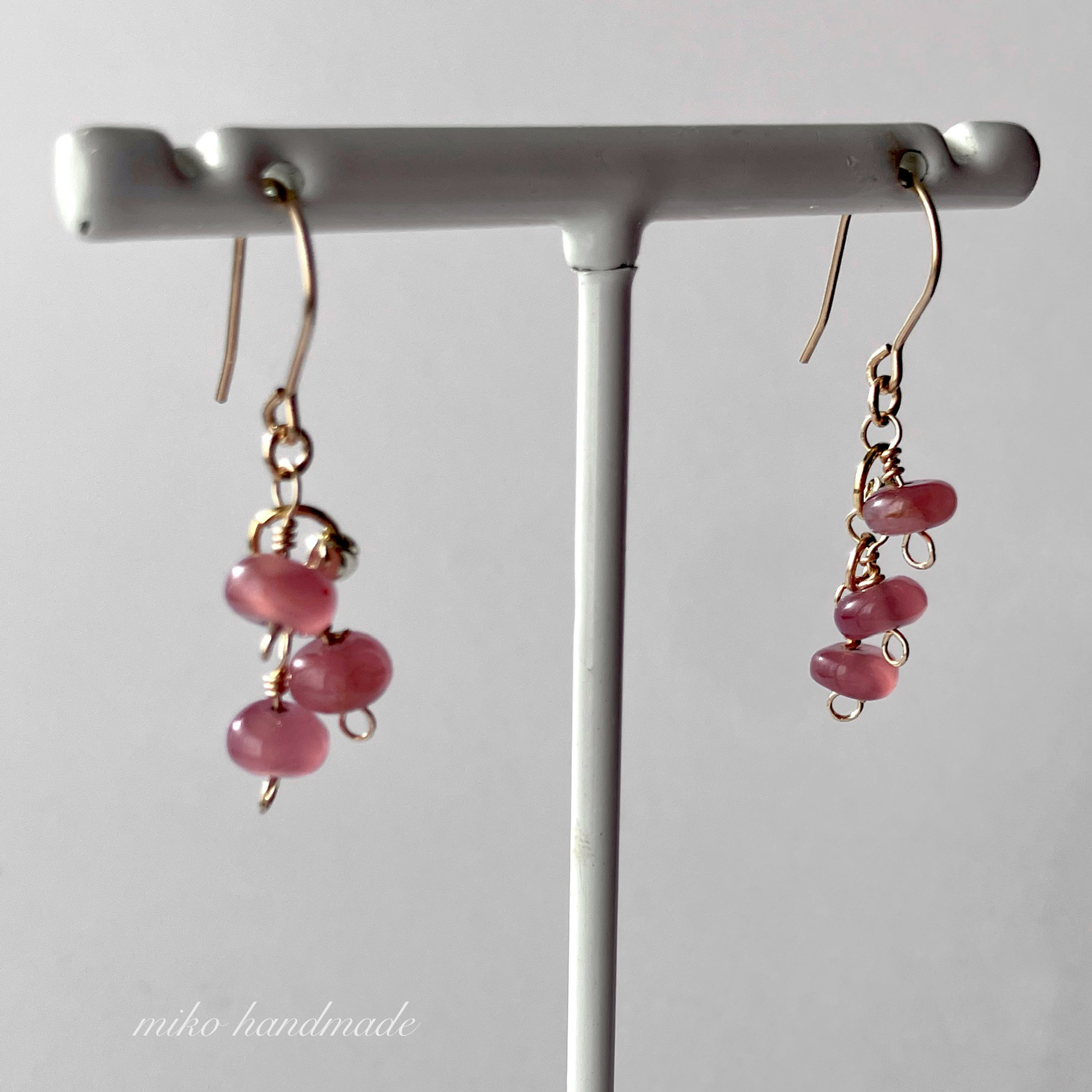 インカローズ（ロードクロサイト）の小ぶりな揺れピアス