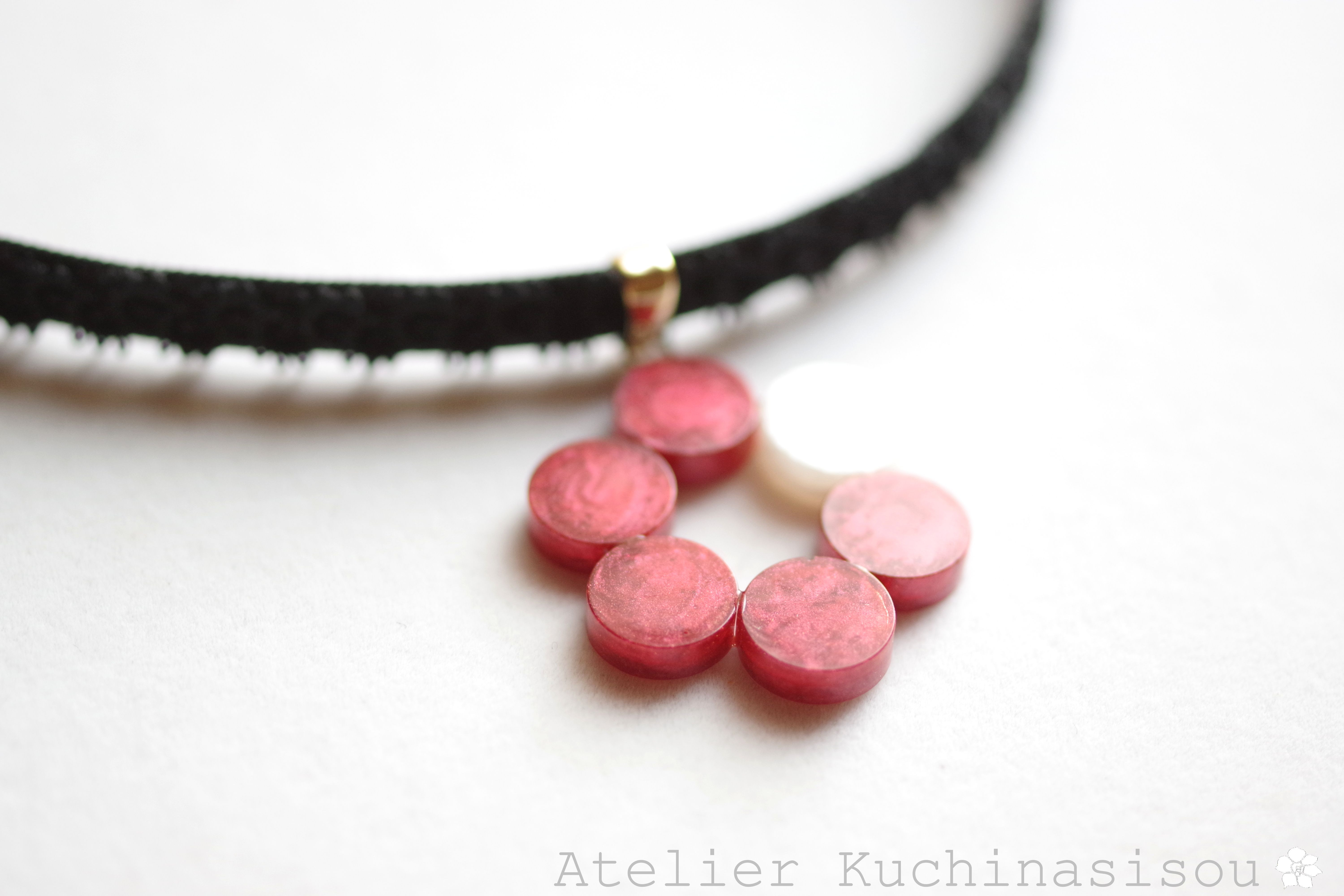 【受注製作】レジンアート　ラウンドモチーフとタティングレースとベルベットリボンのチョーカー〈丸を連ねて・椿2〉