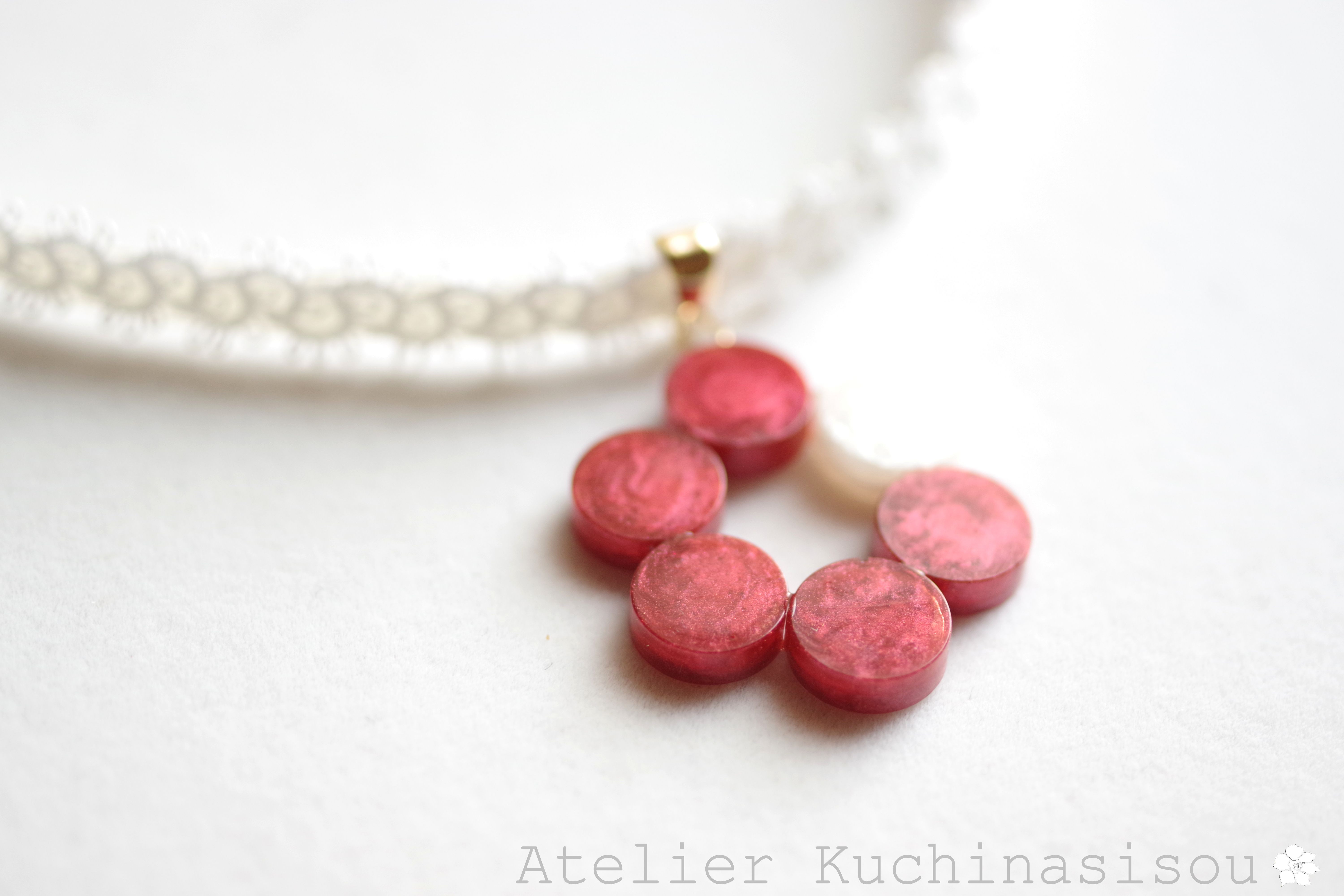 【受注製作】レジンアート　ラウンドモチーフとタティングレースとサテンリボンのチョーカー〈丸を連ねて・椿2〉