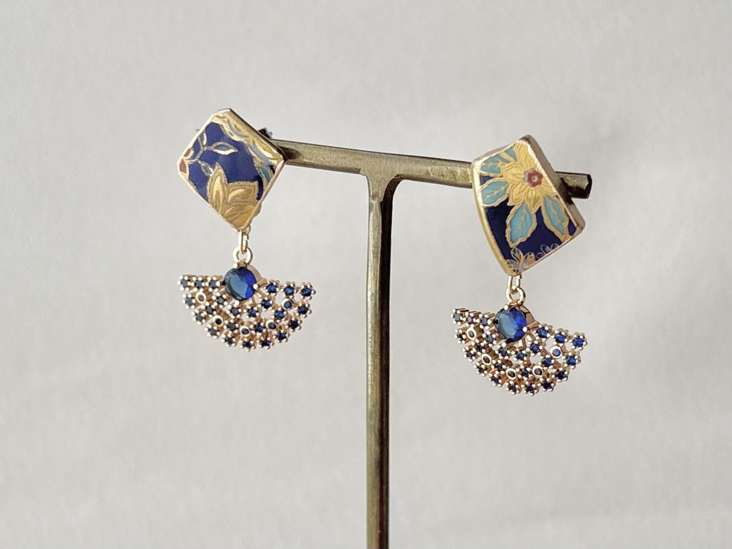 有田焼　金継ぎ　サージカルステンレスピアス　青　花柄　リーフ柄　揺れる　伝統工芸　＃434