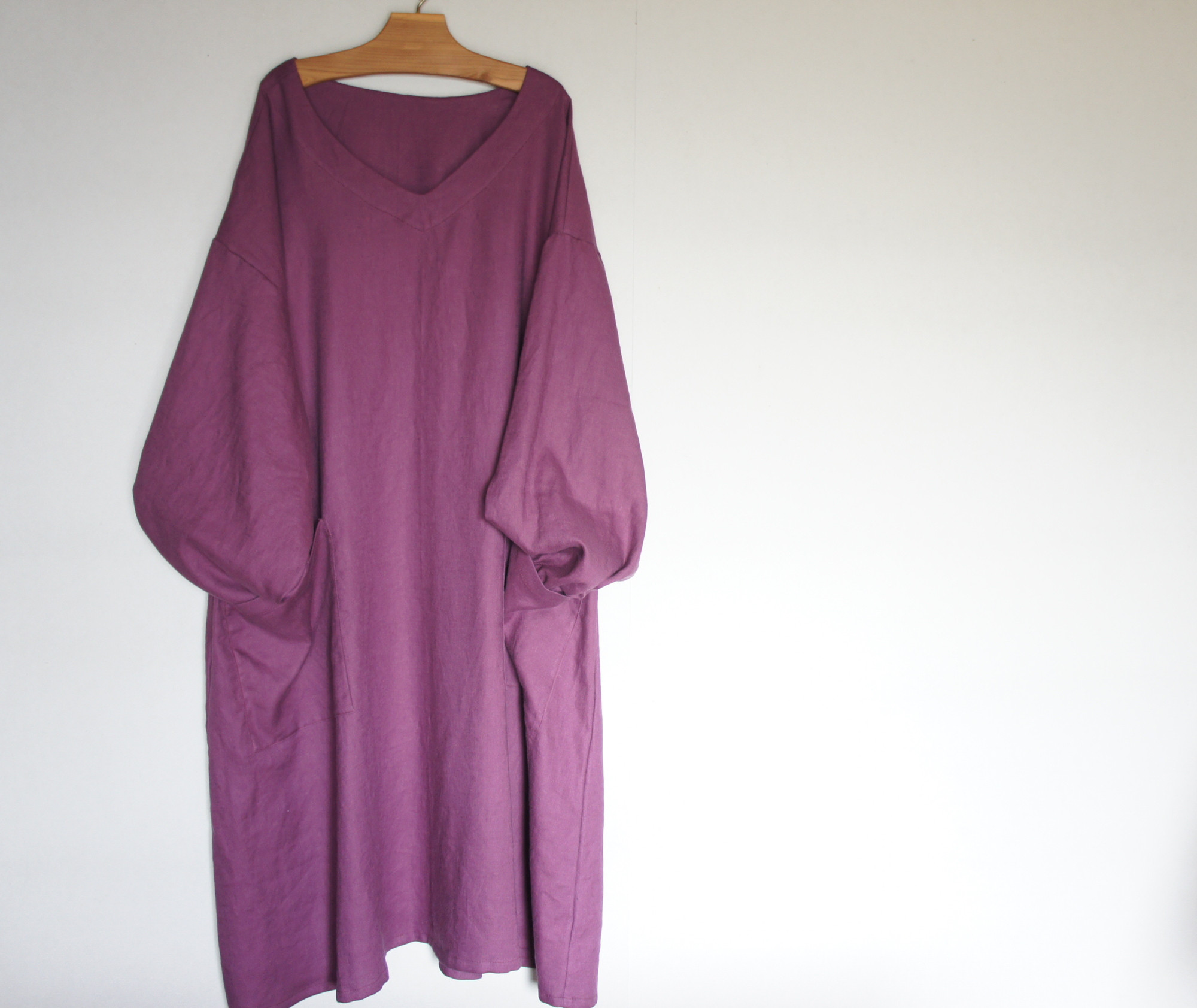 グレープカラーリネンのかっぽうぎ風ワンピース