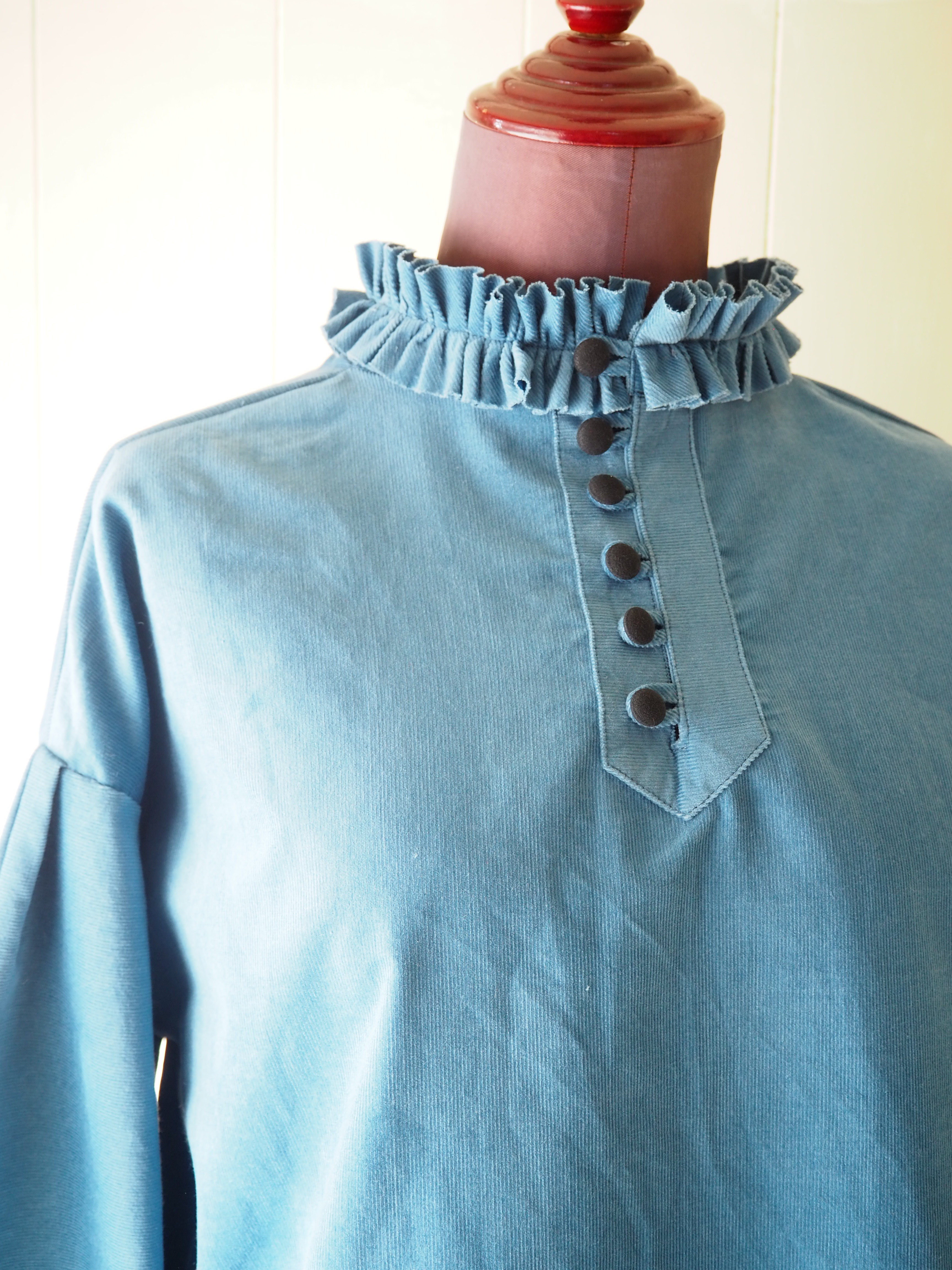 フリルハイネック コーデュロイブラウス（ブルー）｜前後2WAY・受注制作／ナチュラルコーデ