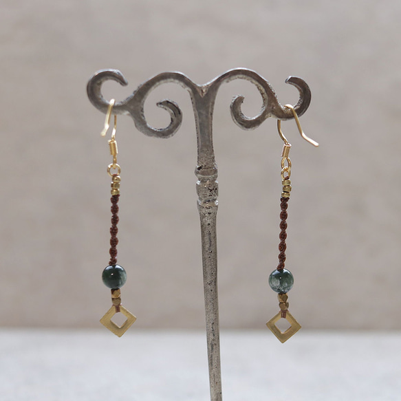 天然石一粒ーシンプル真鍮とセラフィナイトマクラメピアスmacp136軽やかに揺れるアレルギーフリーのアクセサリー 4枚目の画像