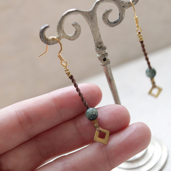 天然石一粒ーシンプル真鍮とセラフィナイトマクラメピアスmacp136軽やかに揺れるアレルギーフリーのアクセサリー 5枚目の画像