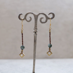 天然石一粒ーシンプル真鍮とセラフィナイトマクラメピアスmacp136軽やかに揺れるアレルギーフリーのアクセサリー 2枚目の画像