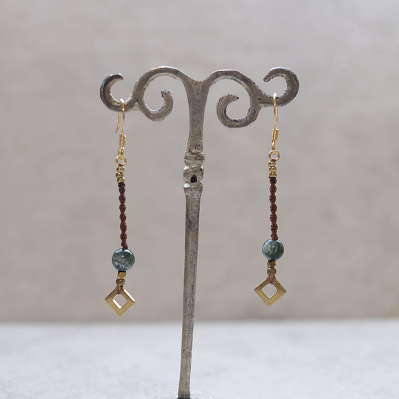 天然石一粒ーシンプル真鍮とセラフィナイトマクラメピアスmacp136軽やかに揺れるアレルギーフリーのアクセサリー 2枚目の画像