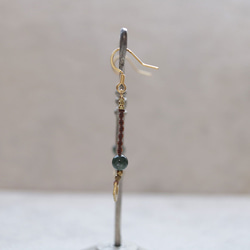 天然石一粒ーシンプル真鍮とセラフィナイトマクラメピアスmacp136軽やかに揺れるアレルギーフリーのアクセサリー 3枚目の画像