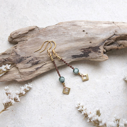 天然石一粒ーシンプル真鍮とセラフィナイトマクラメピアスmacp136軽やかに揺れるアレルギーフリーのアクセサリー 1枚目の画像