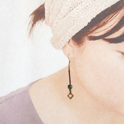 天然石一粒ーシンプル真鍮とセラフィナイトマクラメピアスmacp136軽やかに揺れるアレルギーフリーのアクセサリー 6枚目の画像