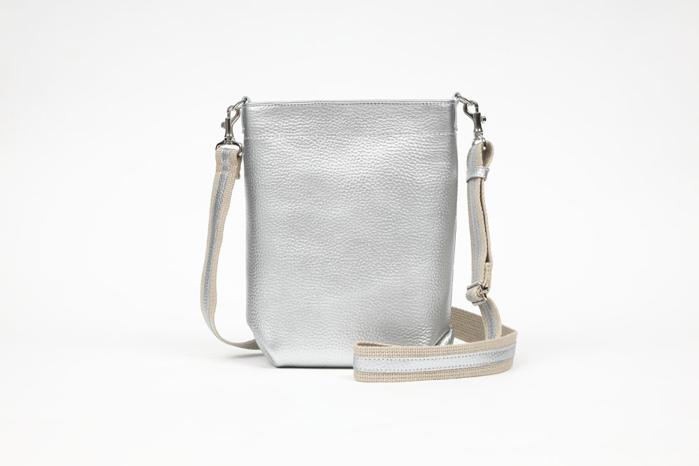 たくさん入る姫路レザーを使ったポシェット（シルバー）