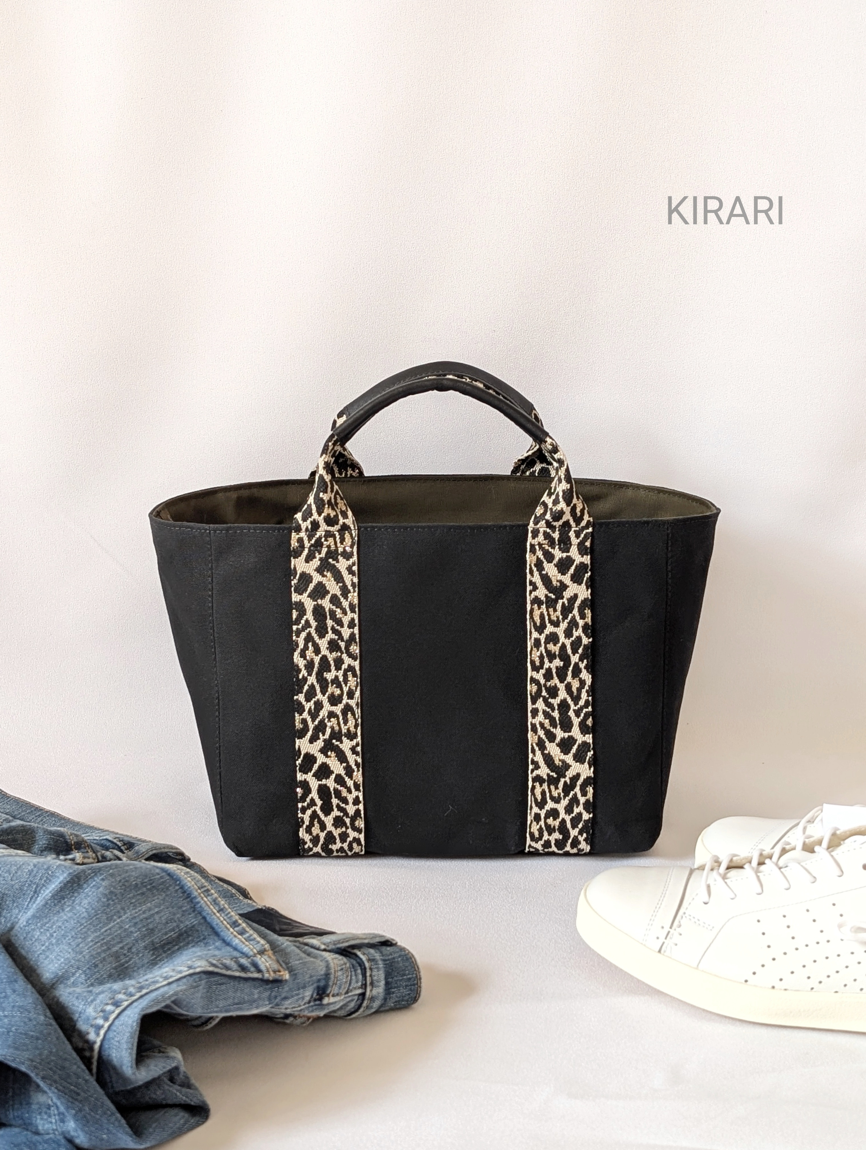 大人ブラック防水帆布トート｜煌めくラメ入りレオパード×黒革 上品に華やぐ 自立バッグ／通勤・お弁当・軽量250g