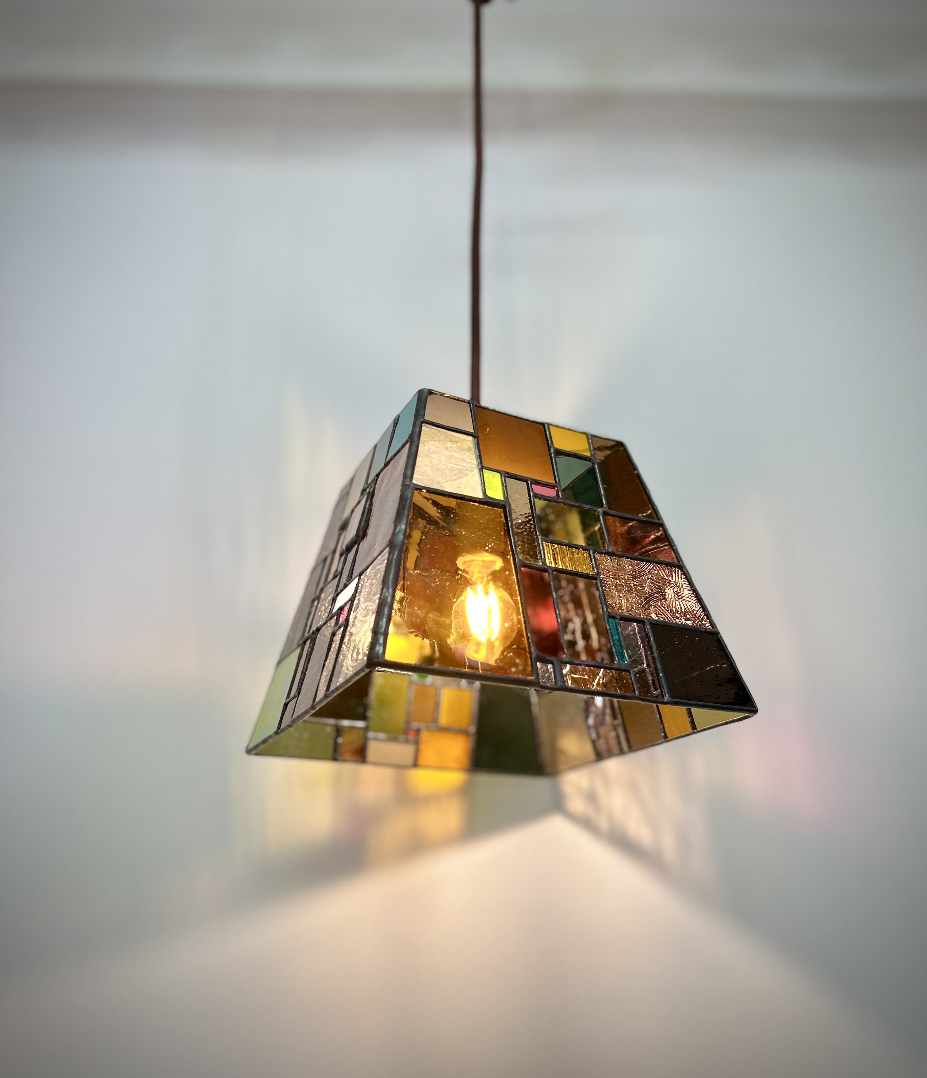 ステンドグラスのペンダントランプ　パッチワーク、ブラウン