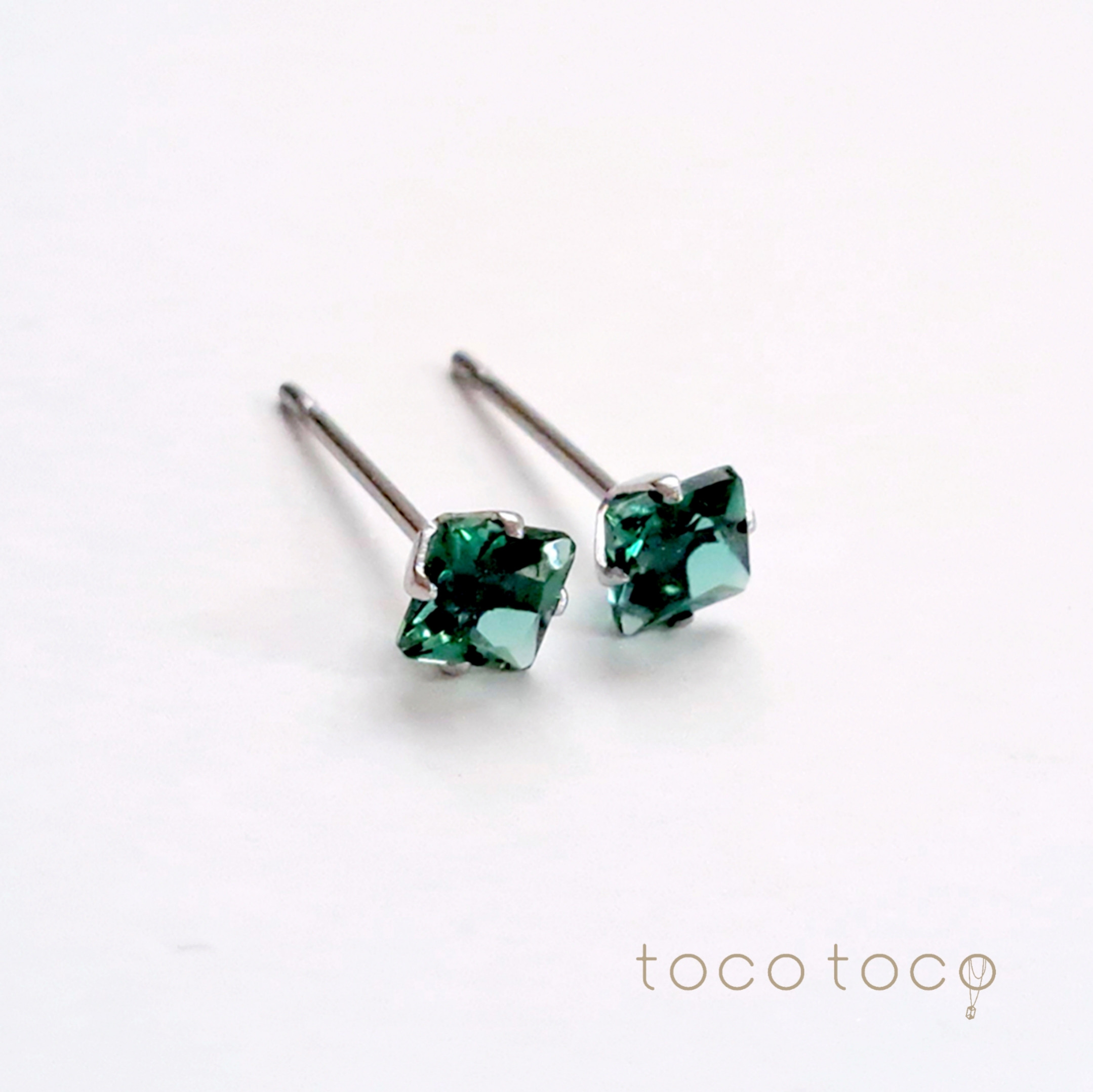 エメラルド　スクエア一粒ピアス　天然石ルース　アレルギー対応　つけっぱなしOK
