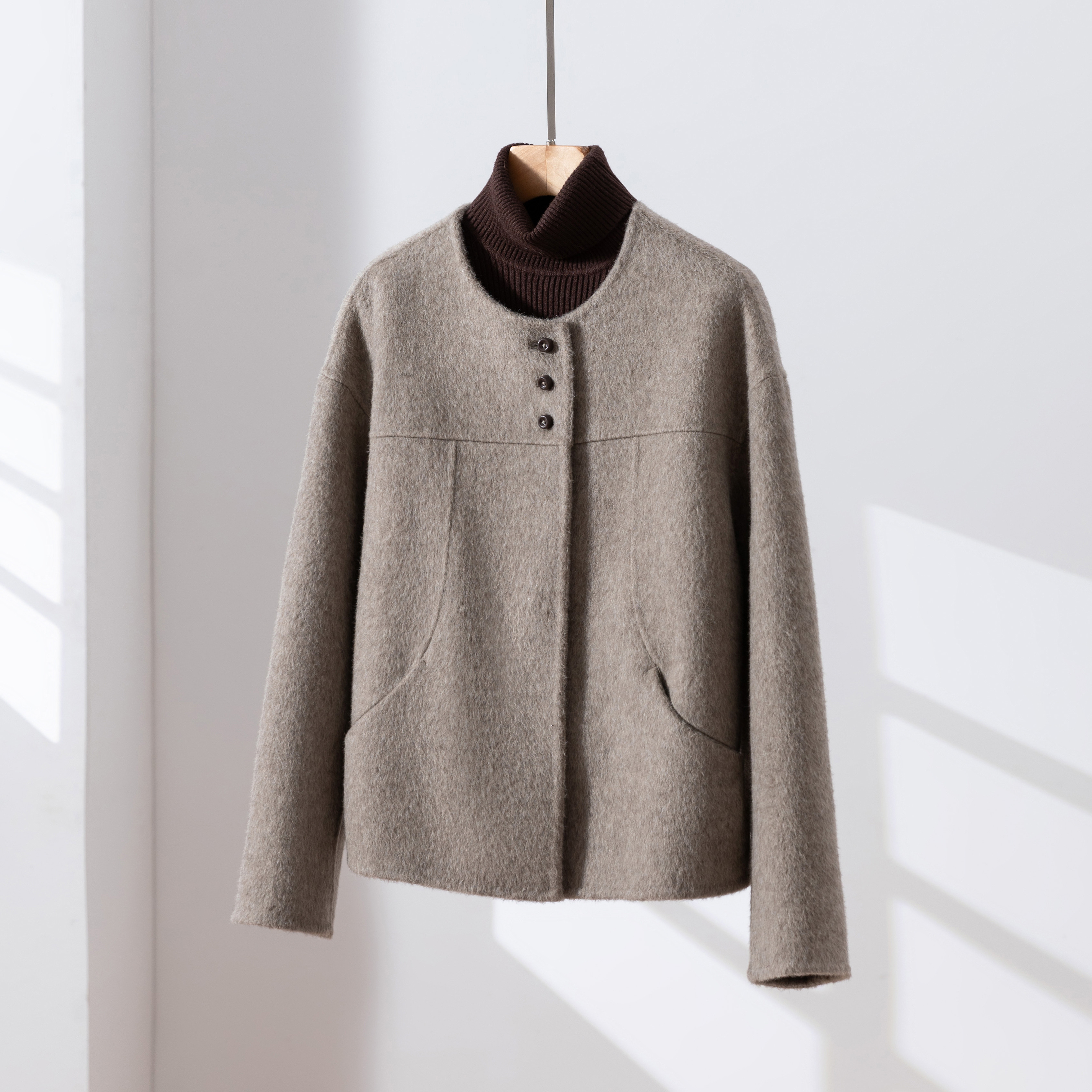 シンプルながらもおしゃれダブルフェースコート　ウールショートジャケット  　ミルクティー　260109-1