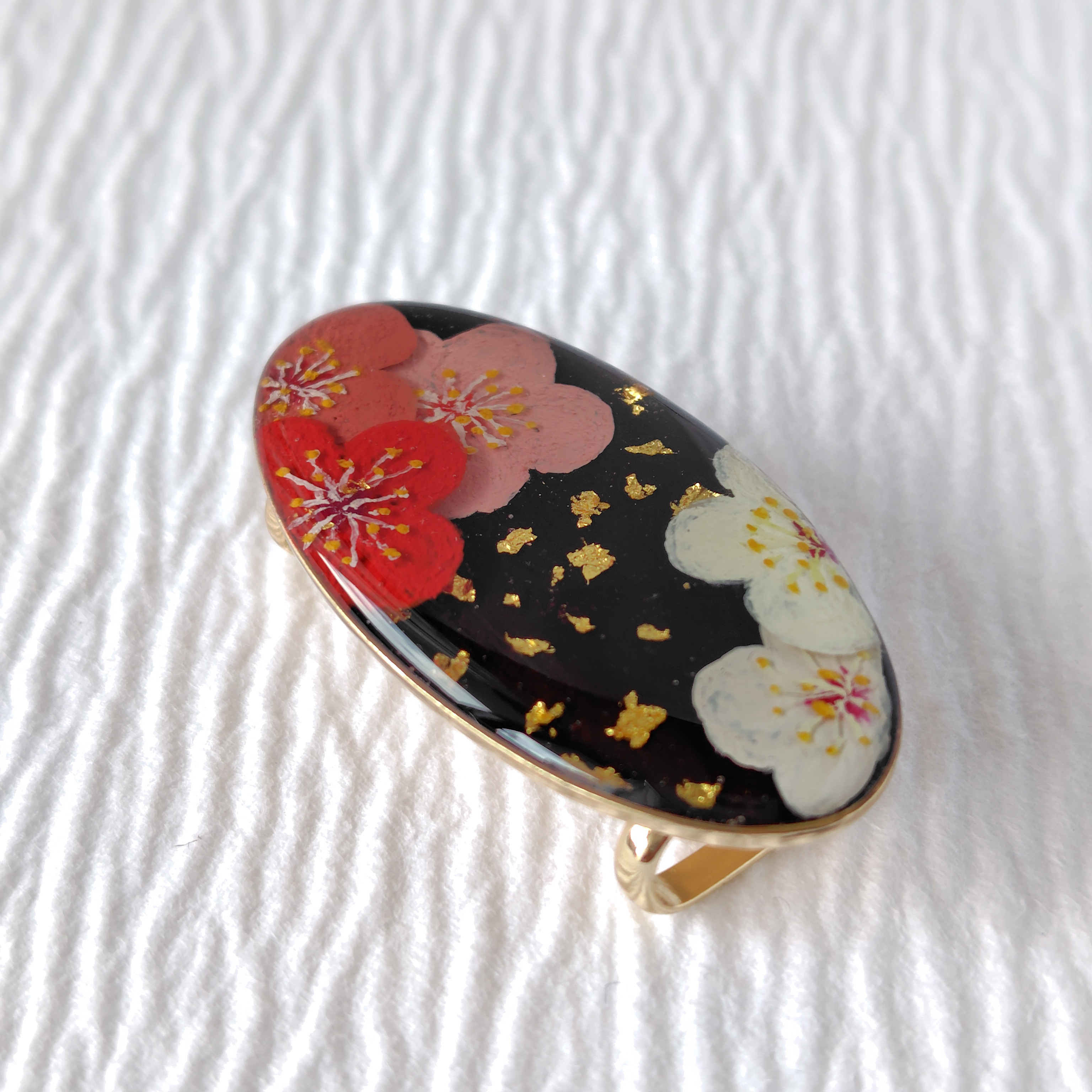 春告花（梅）＊手描きレジンの帯留め