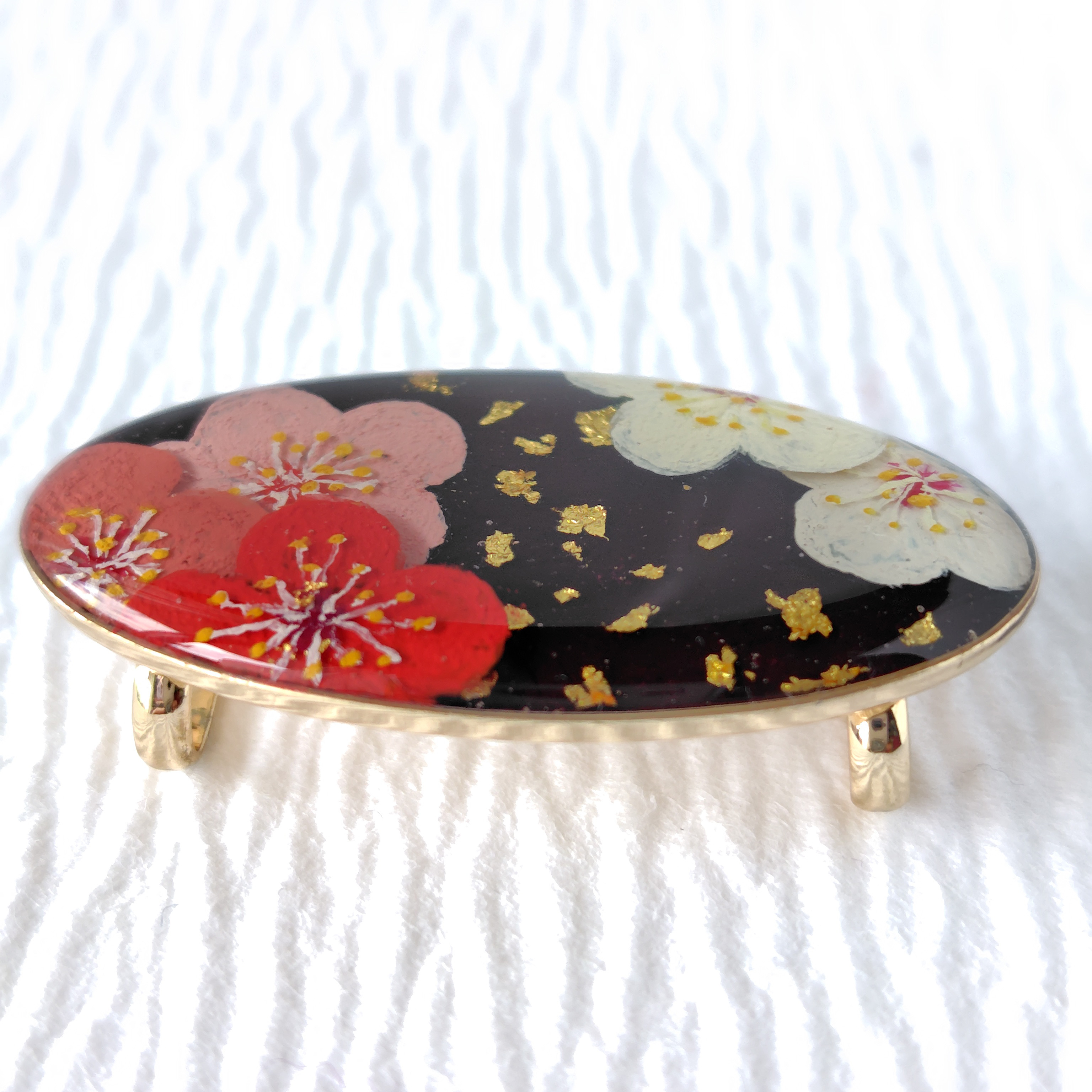 春告花（梅）＊手描きレジンの帯留め