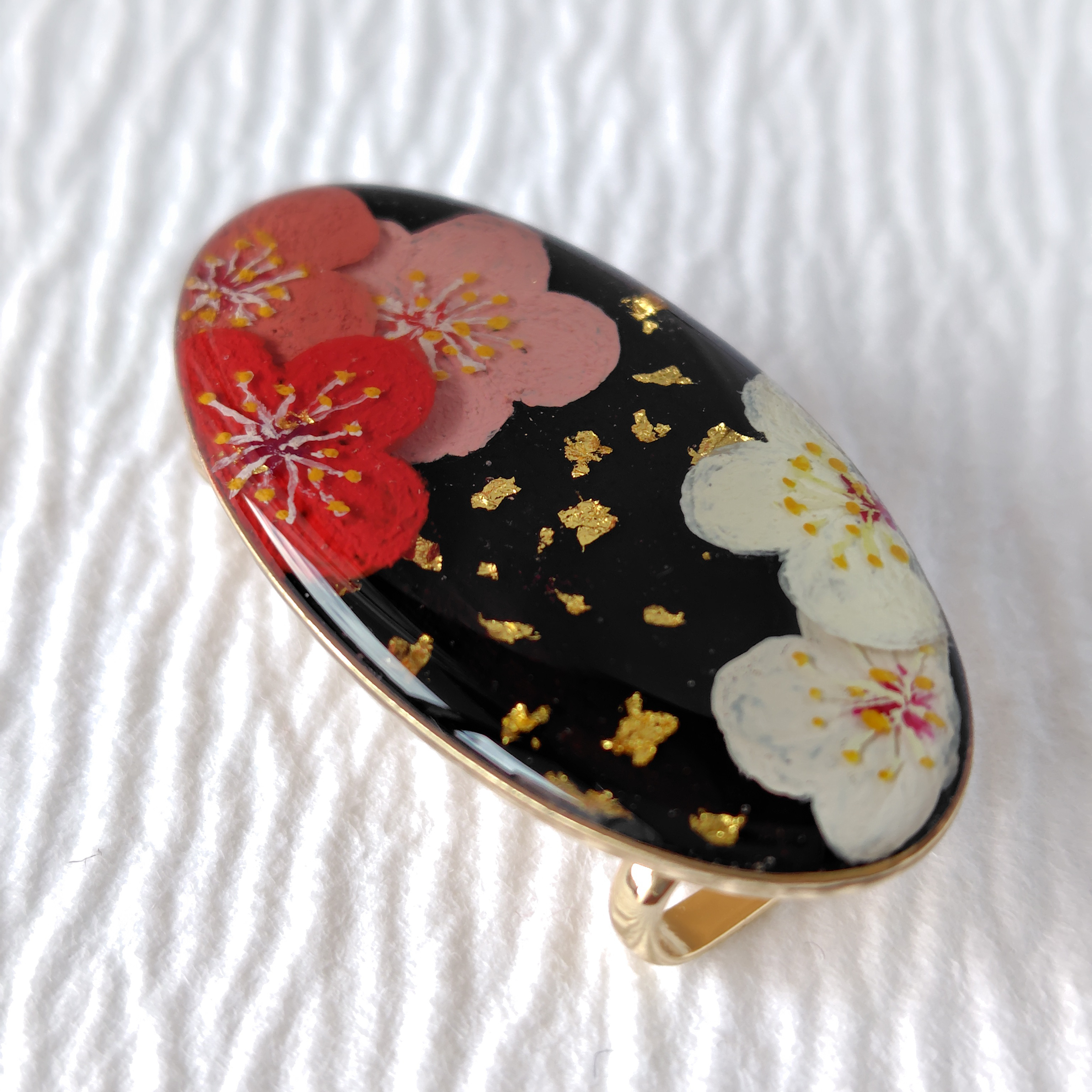 春告花（梅）＊手描きレジンの帯留め