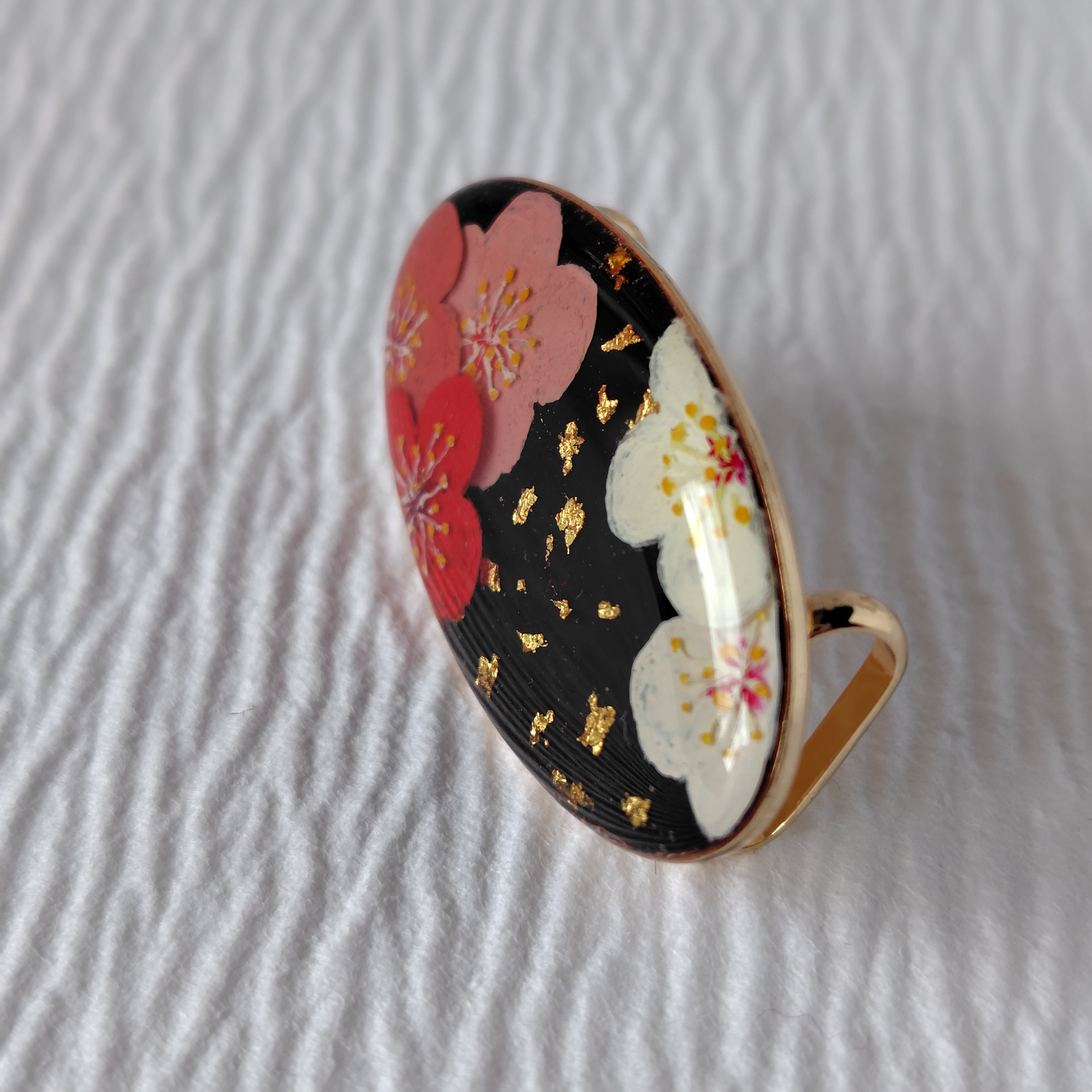 春告花（梅）＊手描きレジンの帯留め