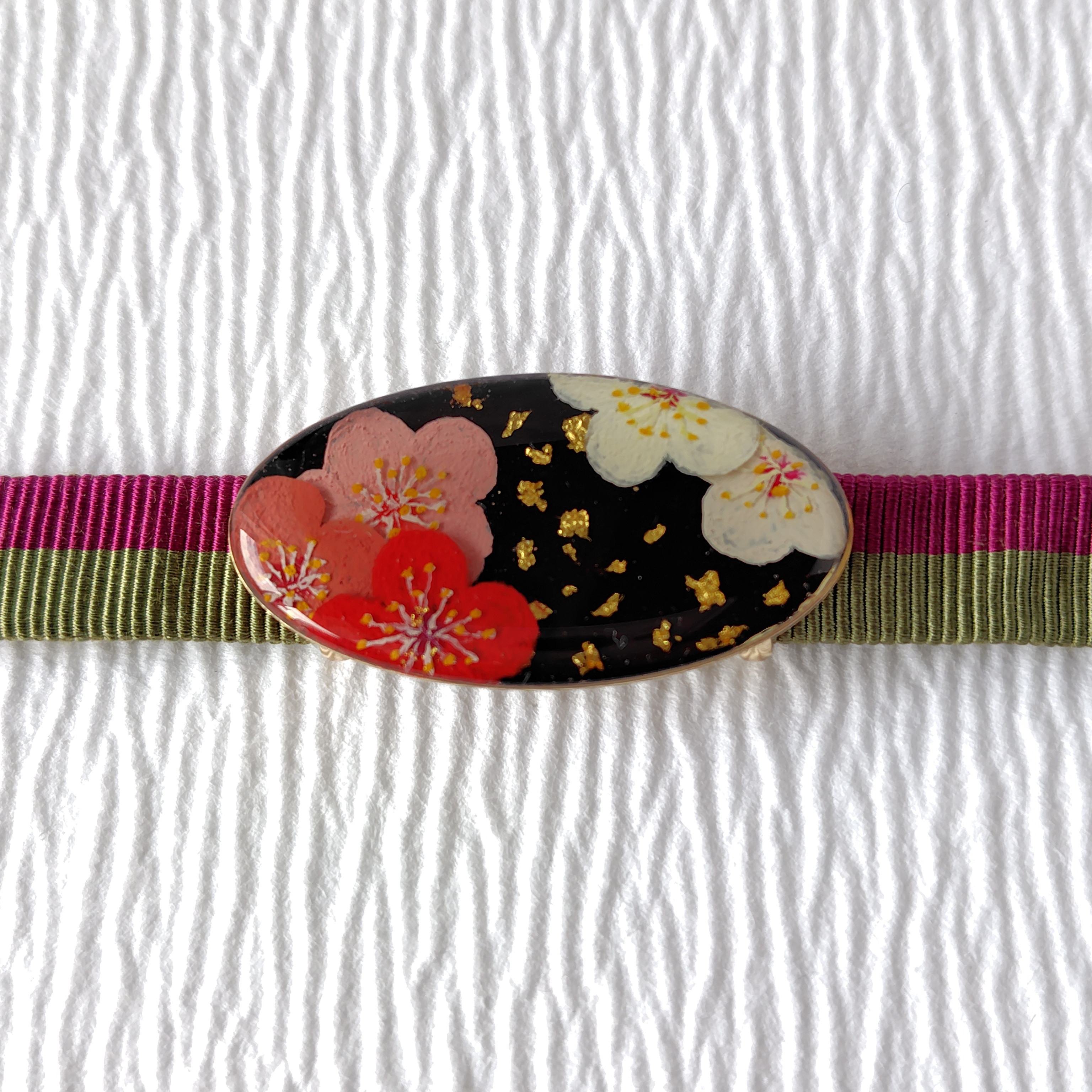 春告花（梅）＊手描きレジンの帯留め