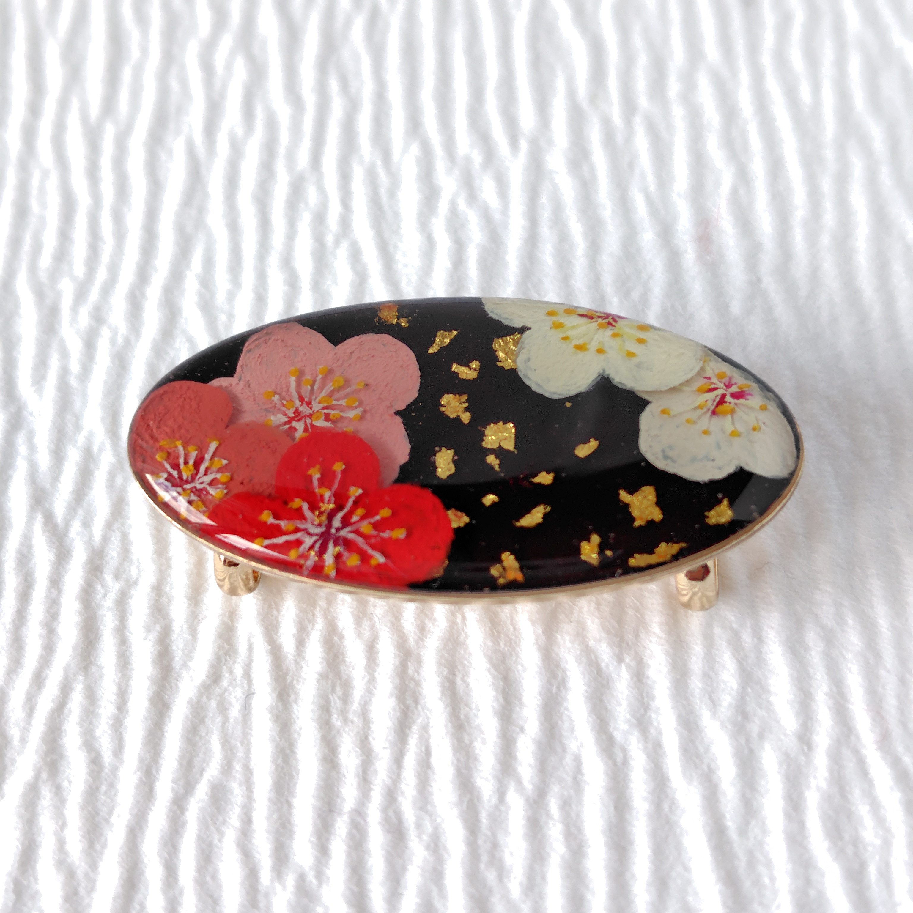 春告花（梅）＊手描きレジンの帯留め