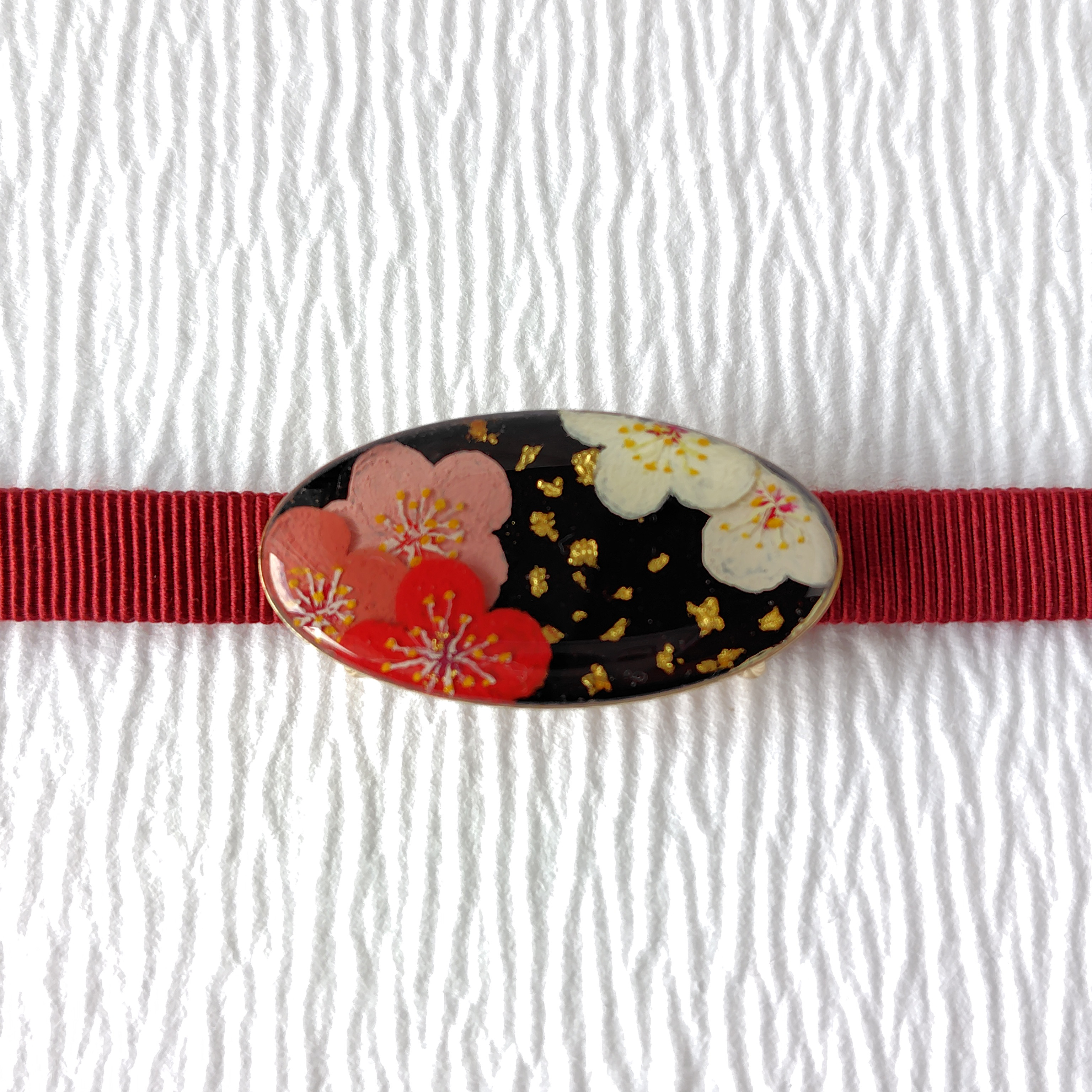 春告花（梅）＊手描きレジンの帯留め