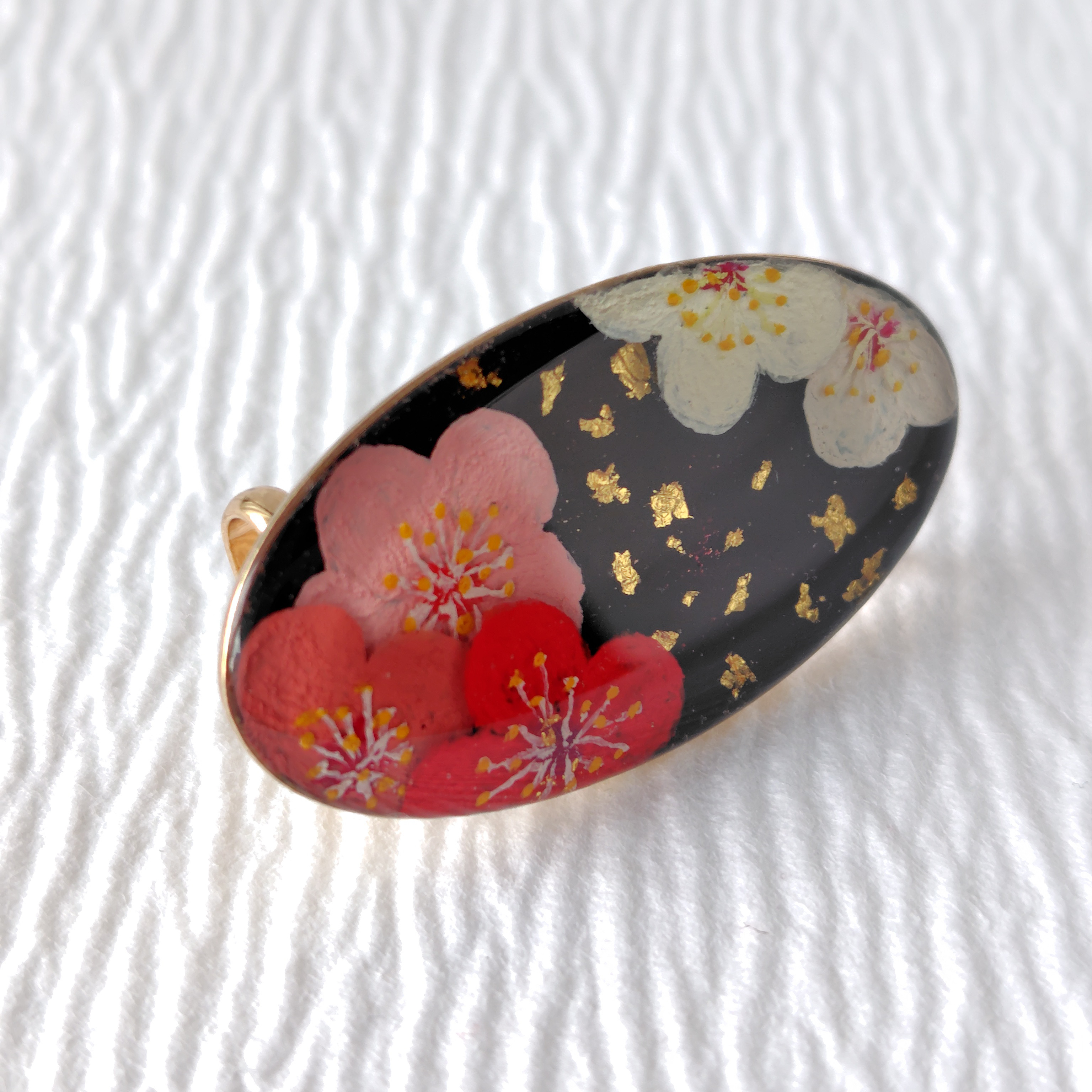 春告花（梅）＊手描きレジンの帯留め