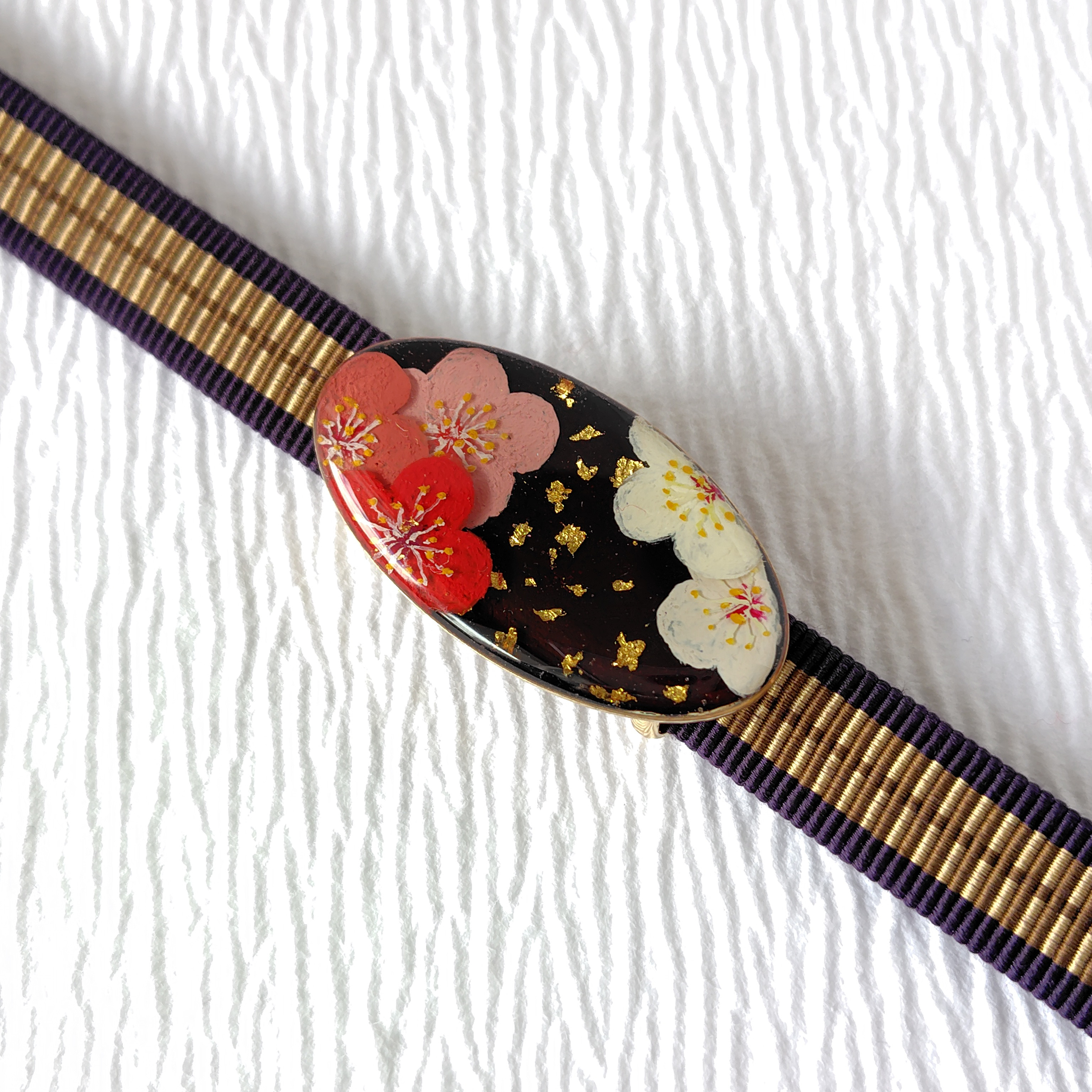 春告花（梅）＊手描きレジンの帯留め