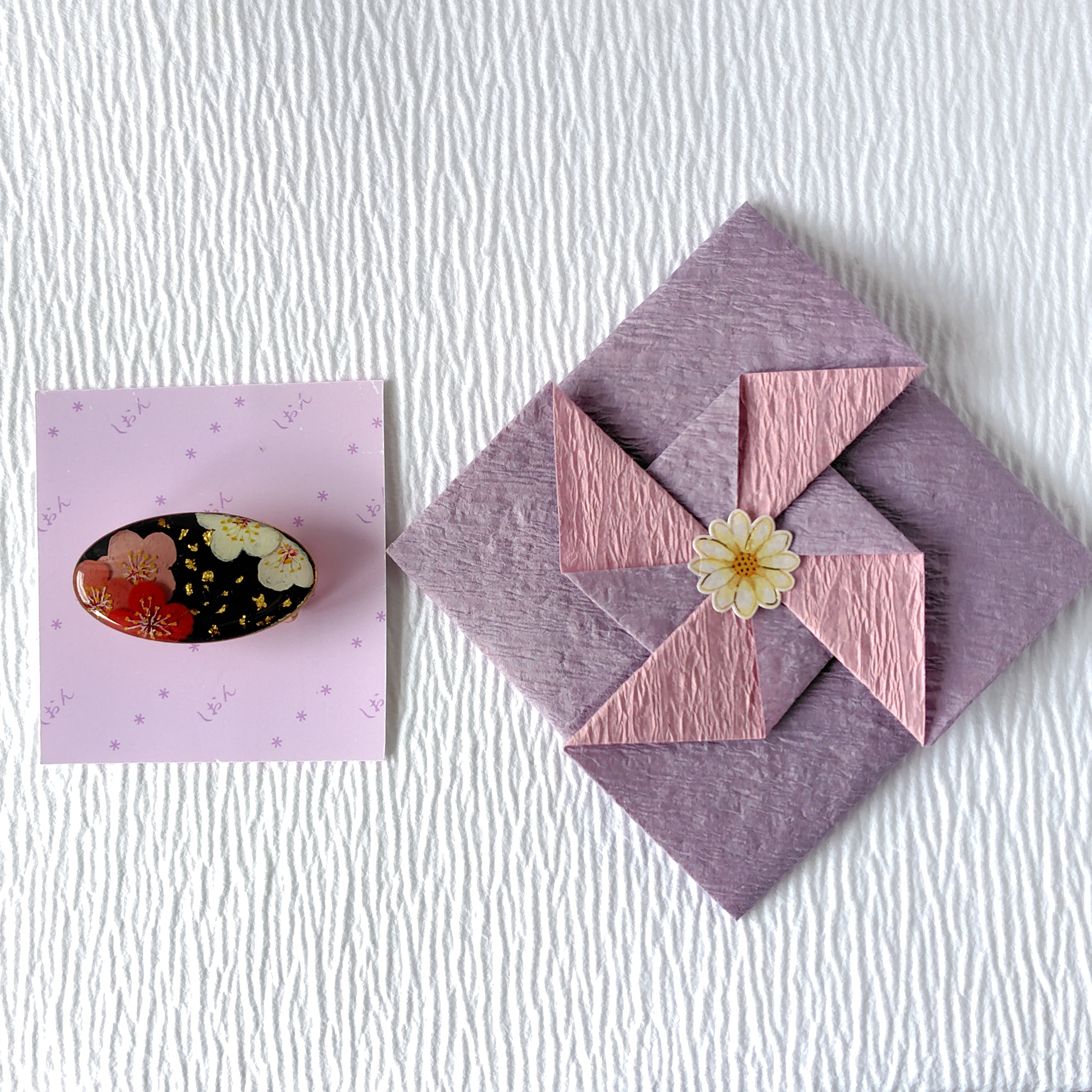 春告花（梅）＊手描きレジンの帯留め