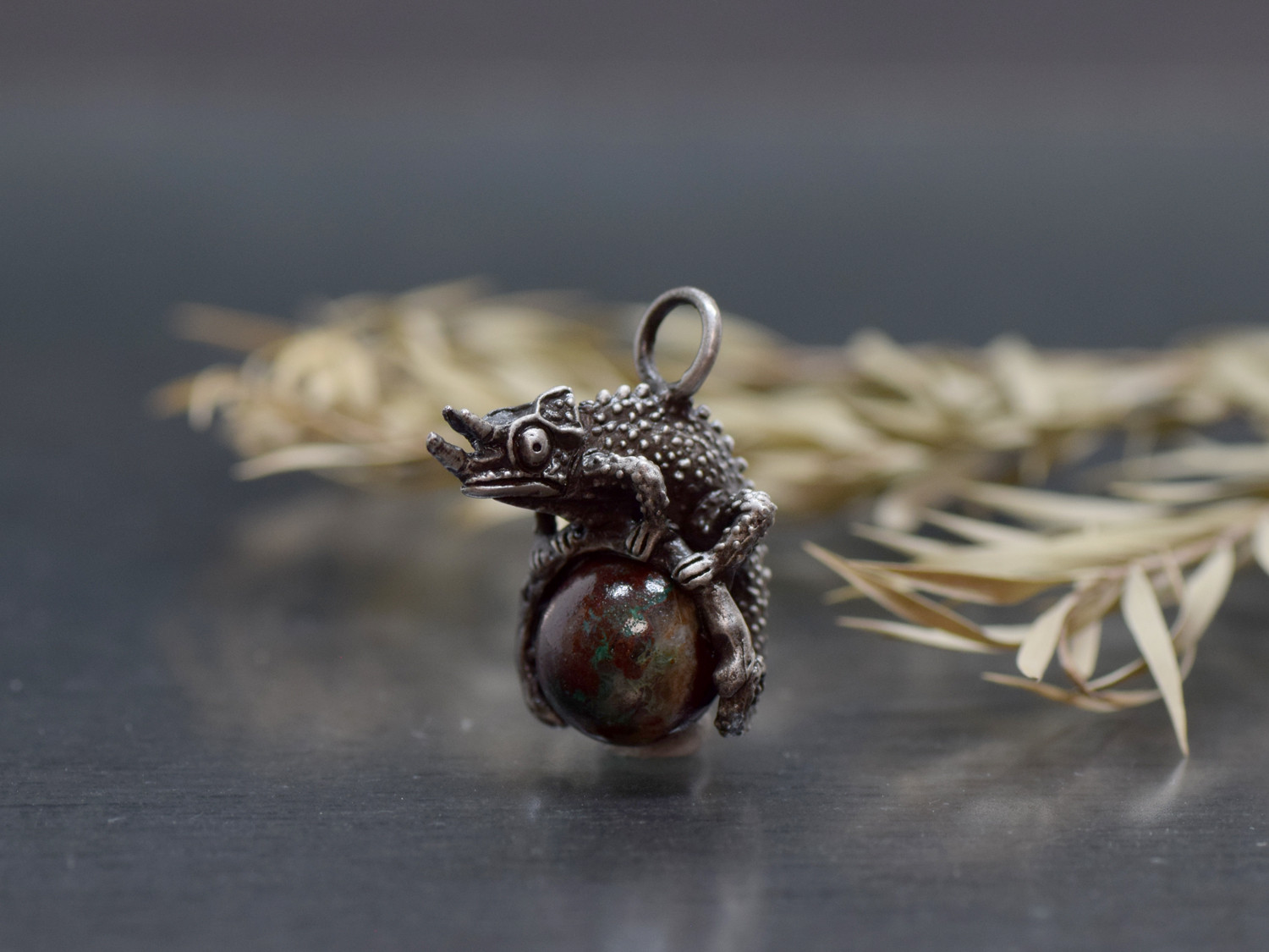 限定1点　ジャクソンカメレオン玉ペンダント　クリソコラ　革ひもネックレス付き