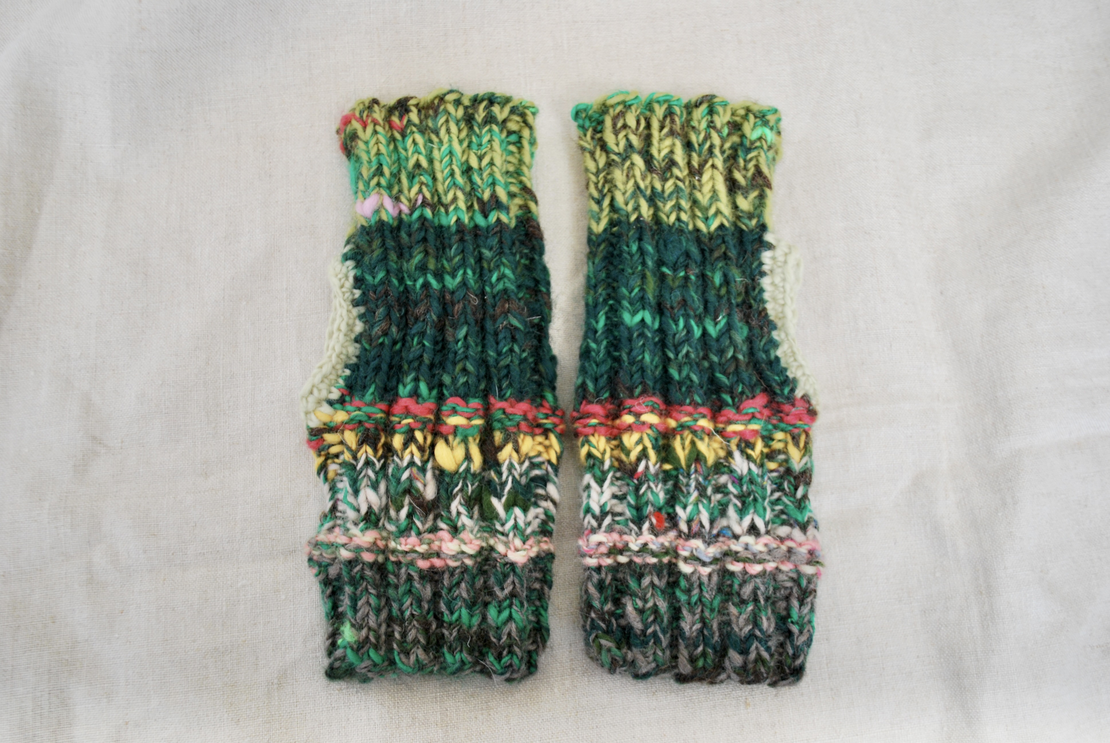 手つむぎ手編みのアームウォーマー　緑系・ピンク