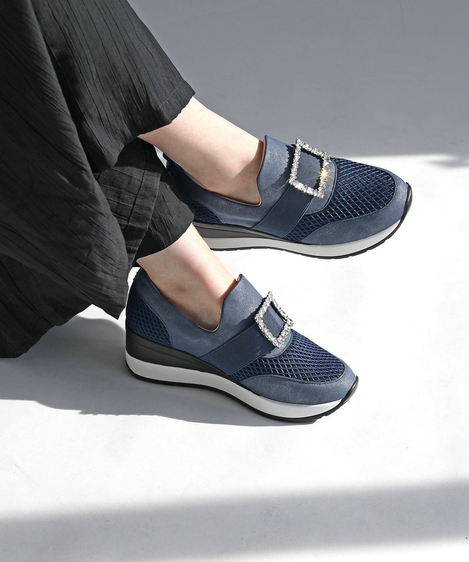 幅広4Eオリジナルソール！脱ぎ履き簡単・大人のきれいめビジューバックル厚底スニーカー♪上品×楽ちん【22.0〜24.5】