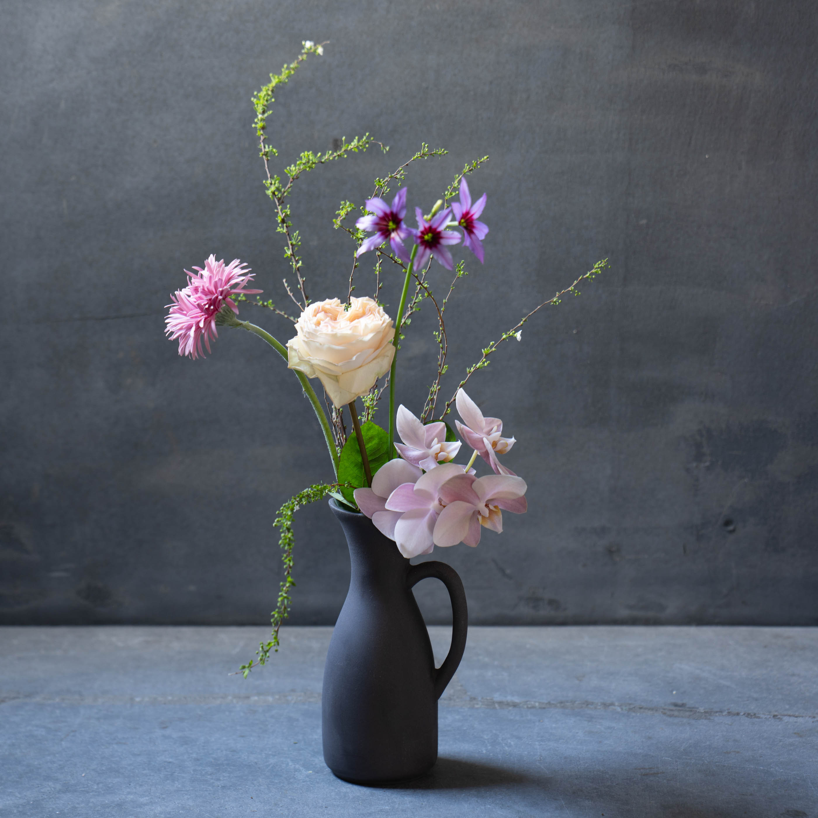 《ホワイトデーにおすすめ》かもしか道具店 ピッチャーベース × 季節のおまかせ生花ブーケSET