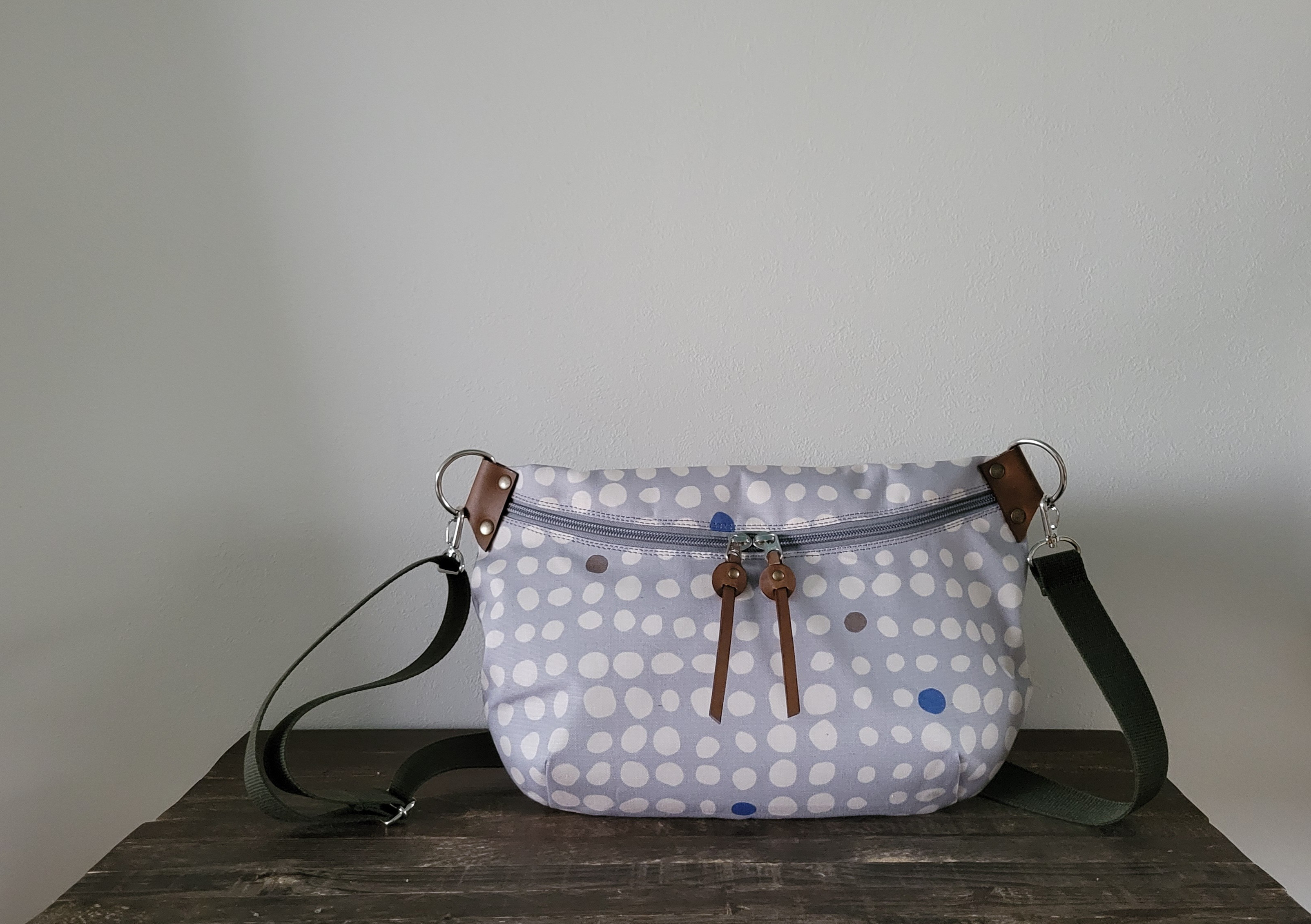 ポップなドット柄のポディバッグ（グレー）
