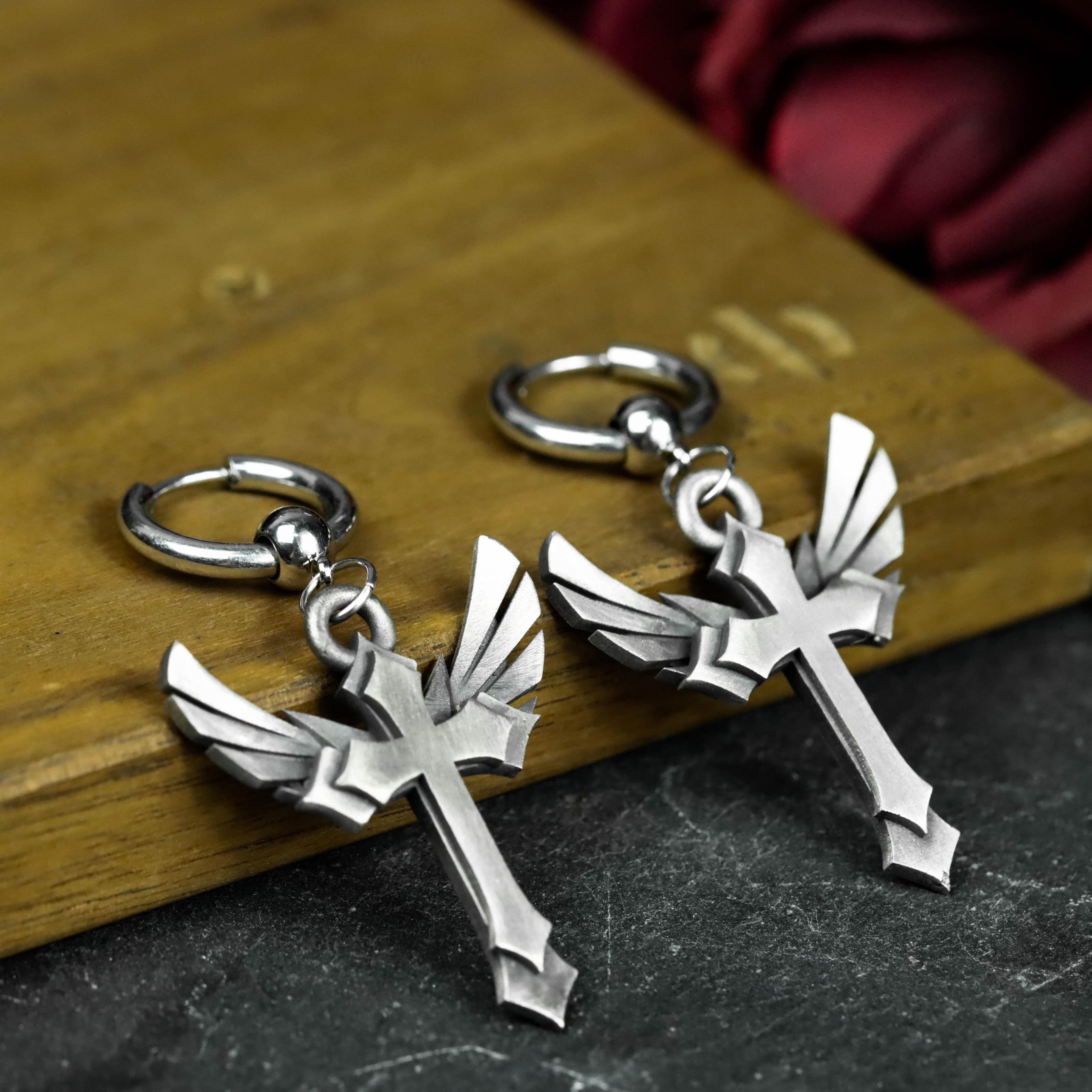 翼のある十字架のイヤリング - 925シルバーの天使の翼ゴシックフープデザイン