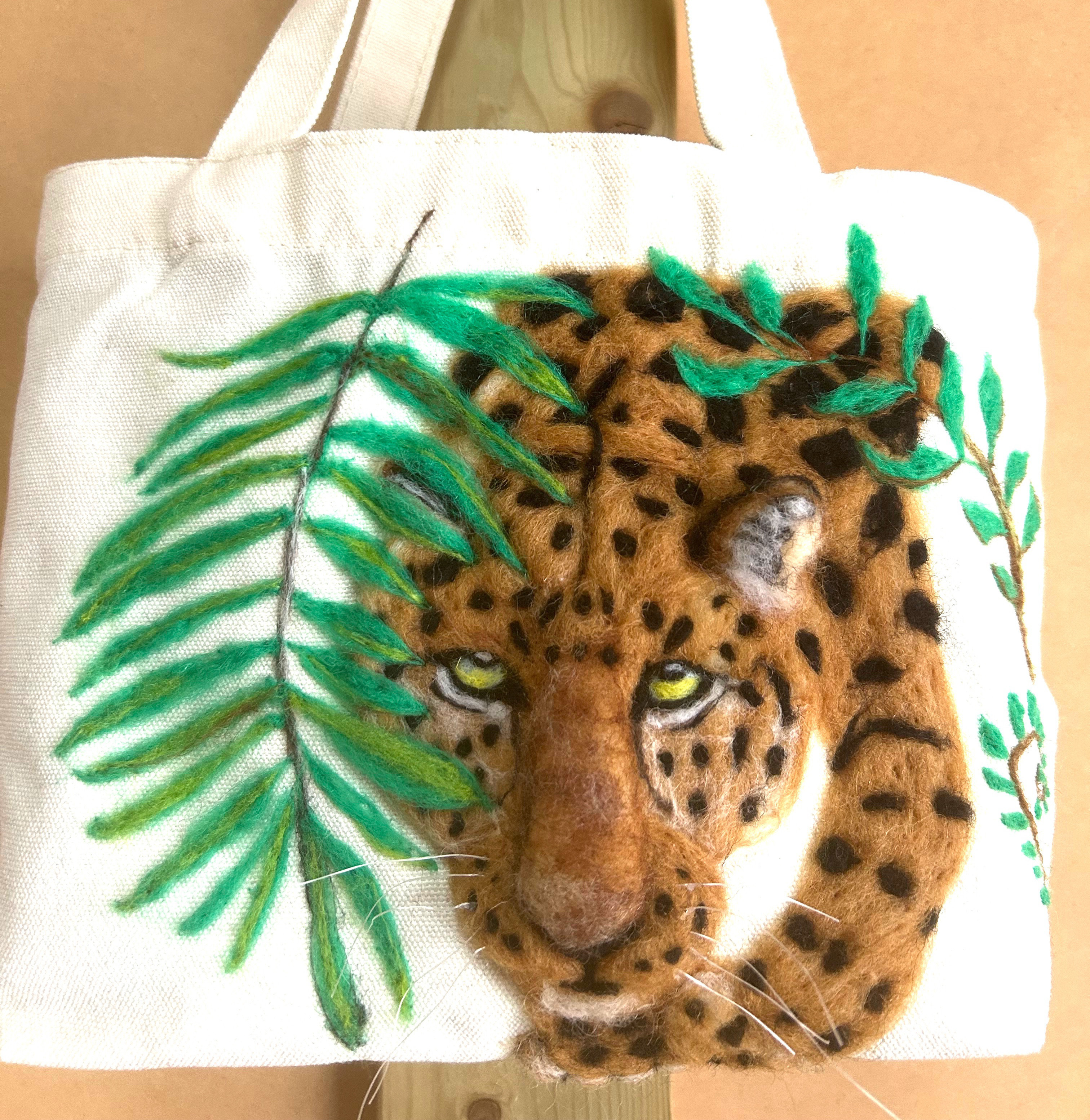 羊毛フェルトのヒョウ トートバッグ｜立体フェルト刺繍・一点物｜wani