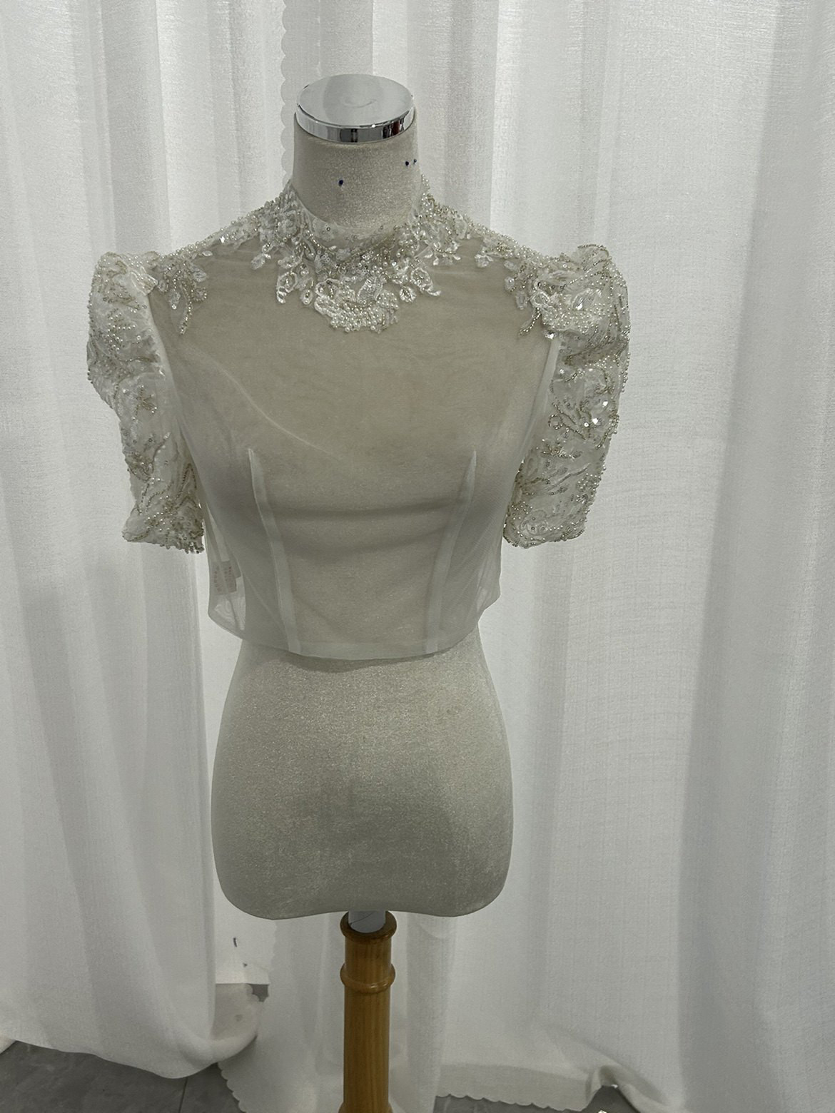 美品！オフホワイト キラキラのハンドビーディング 可憐な花刺繍のトップス ウエディングドレス  2次会 前撮り
