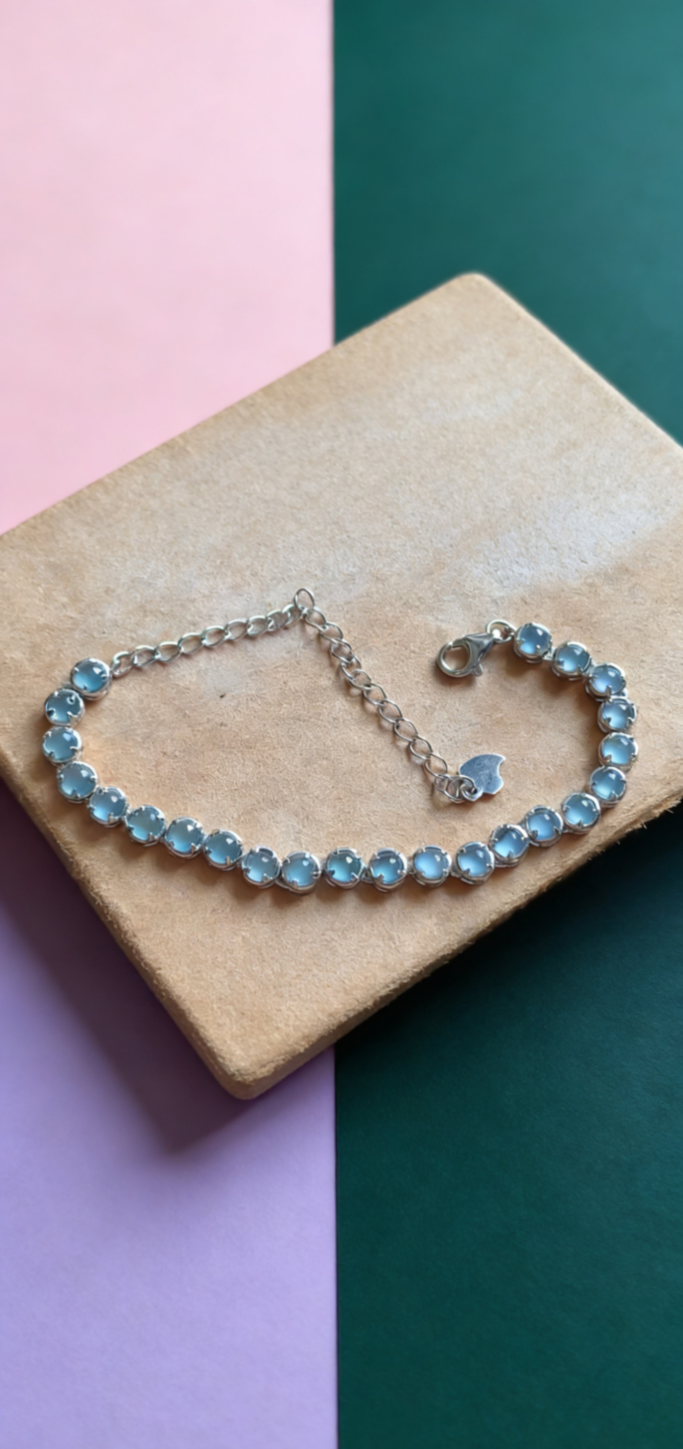 独自デザイン、自分でプロが手掛けた、天然の夢のようなアイスブルー翡翠のブレスレット