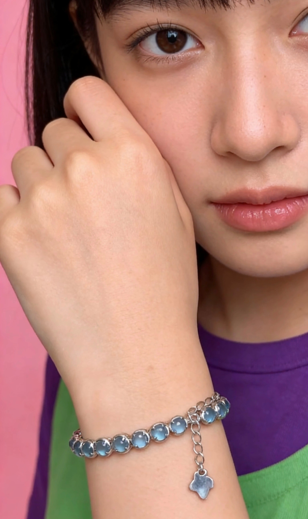 独自デザイン、自分でプロが手掛けた、天然の夢のようなアイスブルー翡翠のブレスレット