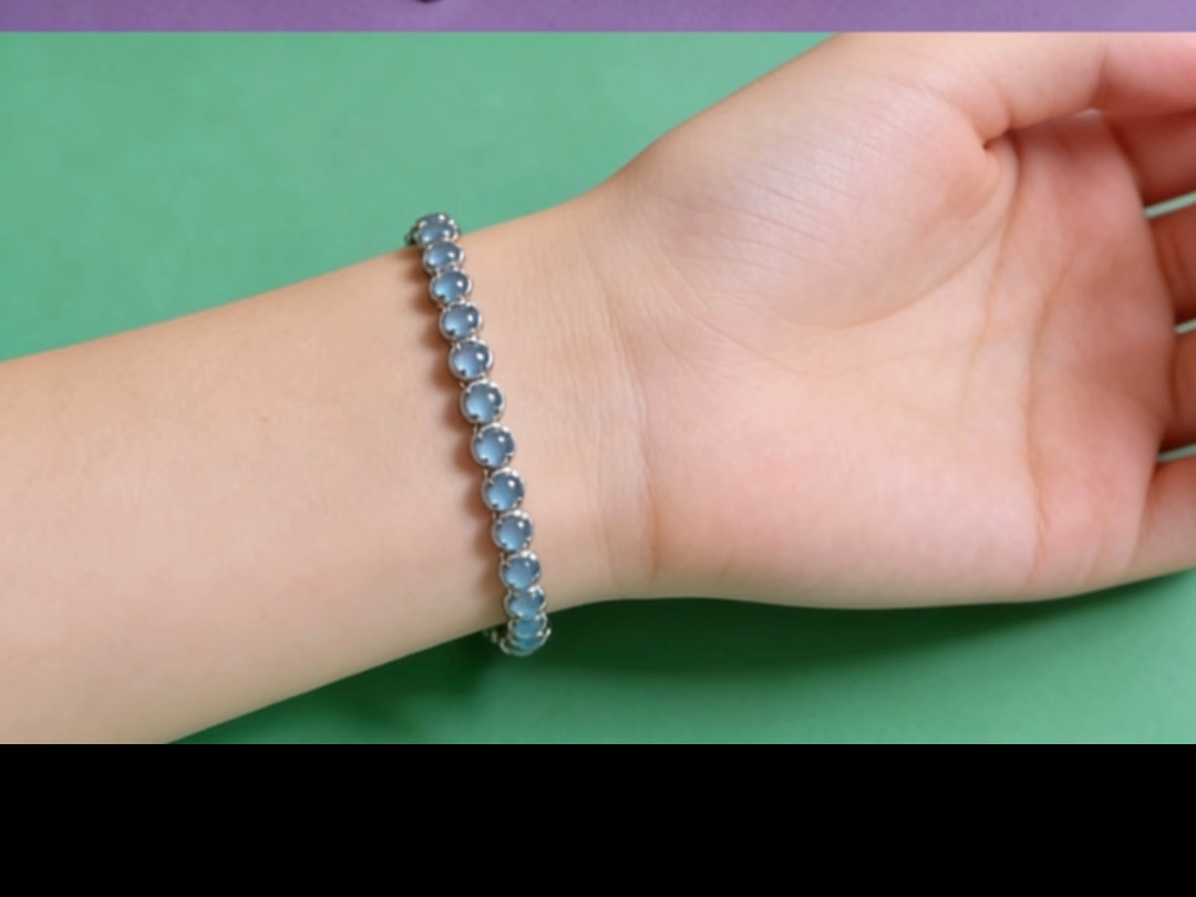 独自デザイン、自分でプロが手掛けた、天然の夢のようなアイスブルー翡翠のブレスレット