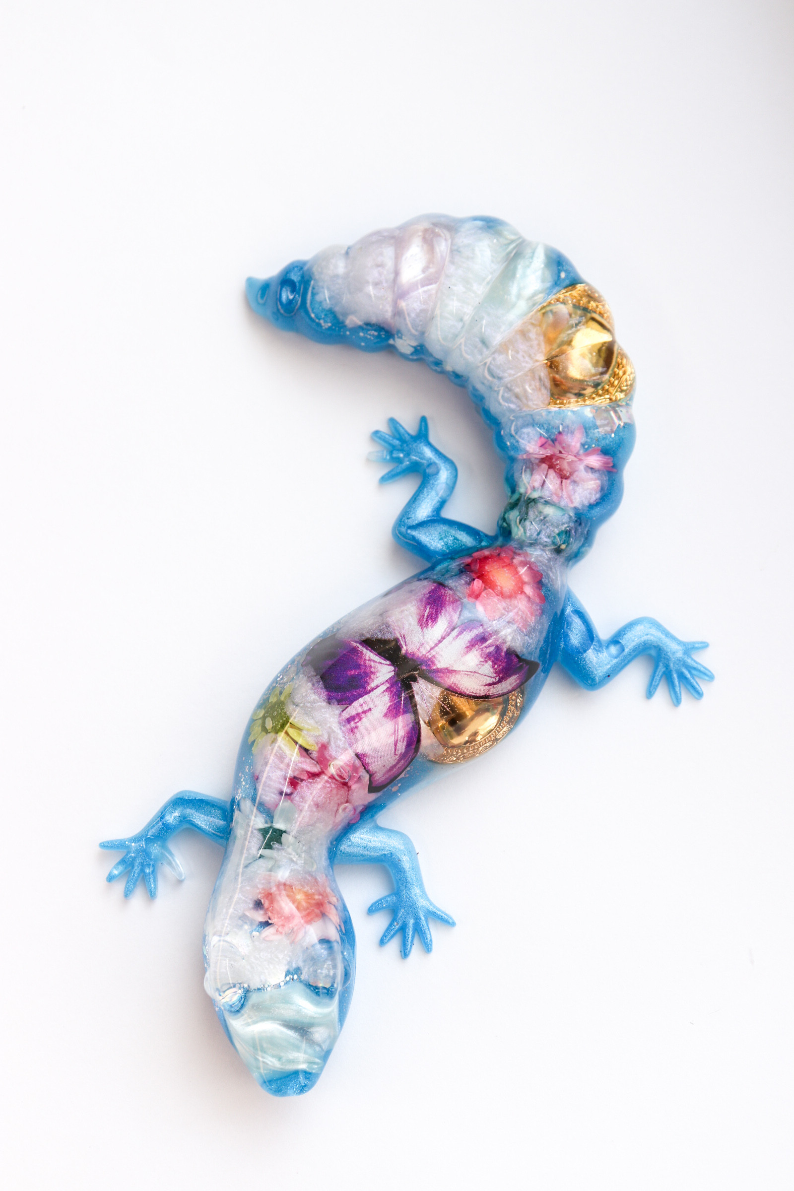 【一点物】花を宿す青いヤモリのフィギュア｜樹脂・標本風アート