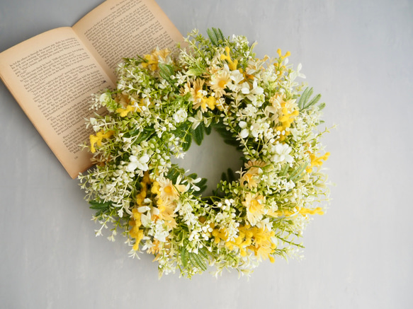 ミモザと小花グリーンのスプリングリース｜春を告げるナチュラルリース（直径30cm） 1枚目の画像