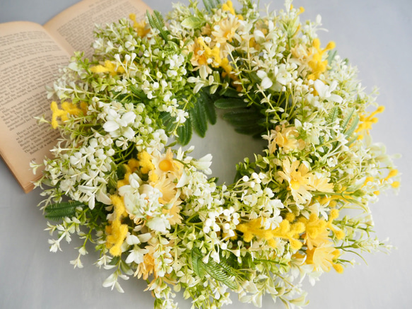 ミモザと小花グリーンのスプリングリース｜春を告げるナチュラルリース（直径30cm） 6枚目の画像