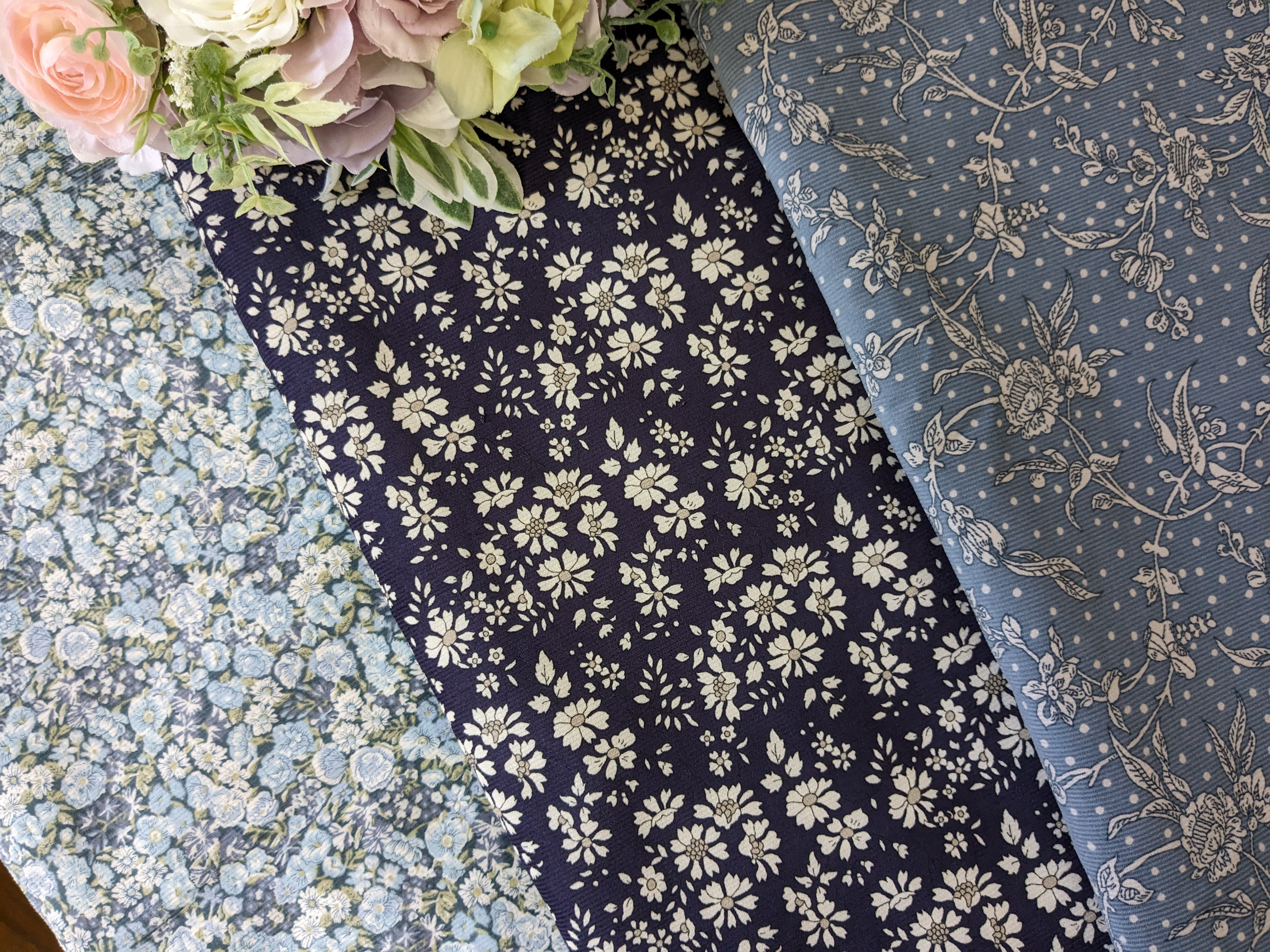 リバティマロリー（爽やかブルー）　コーデュロイ生地　シャープなラインの台衿シャツ　両サイドスリット付　重ね着にも　貝釦