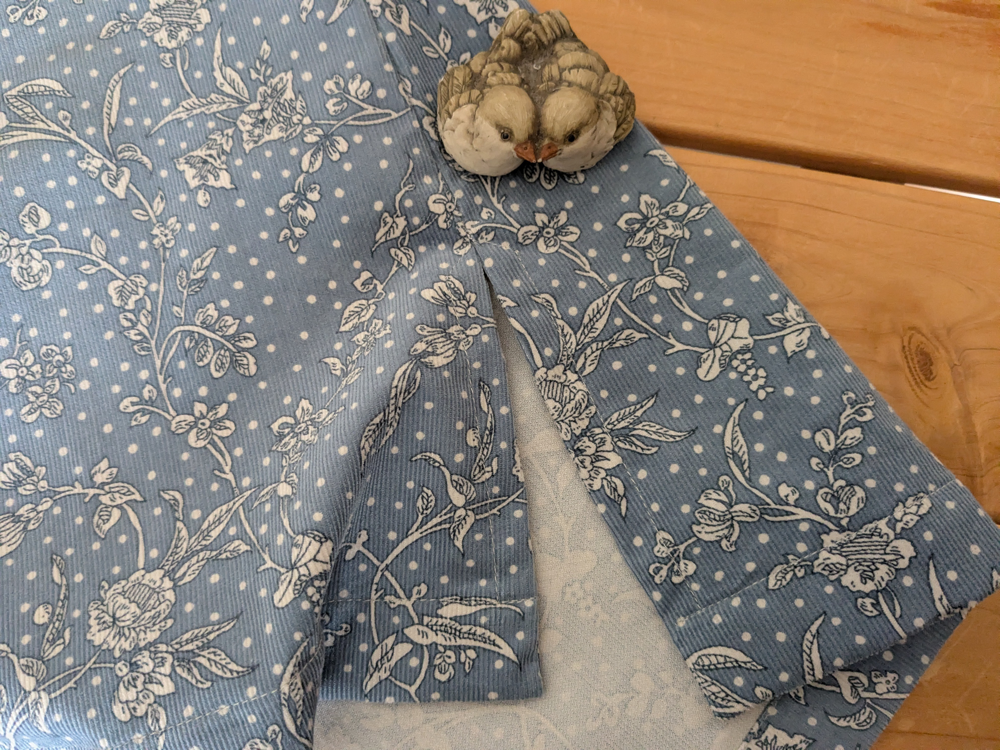 リバティマロリー（爽やかブルー）　コーデュロイ生地　シャープなラインの台衿シャツ　両サイドスリット付　重ね着にも　貝釦