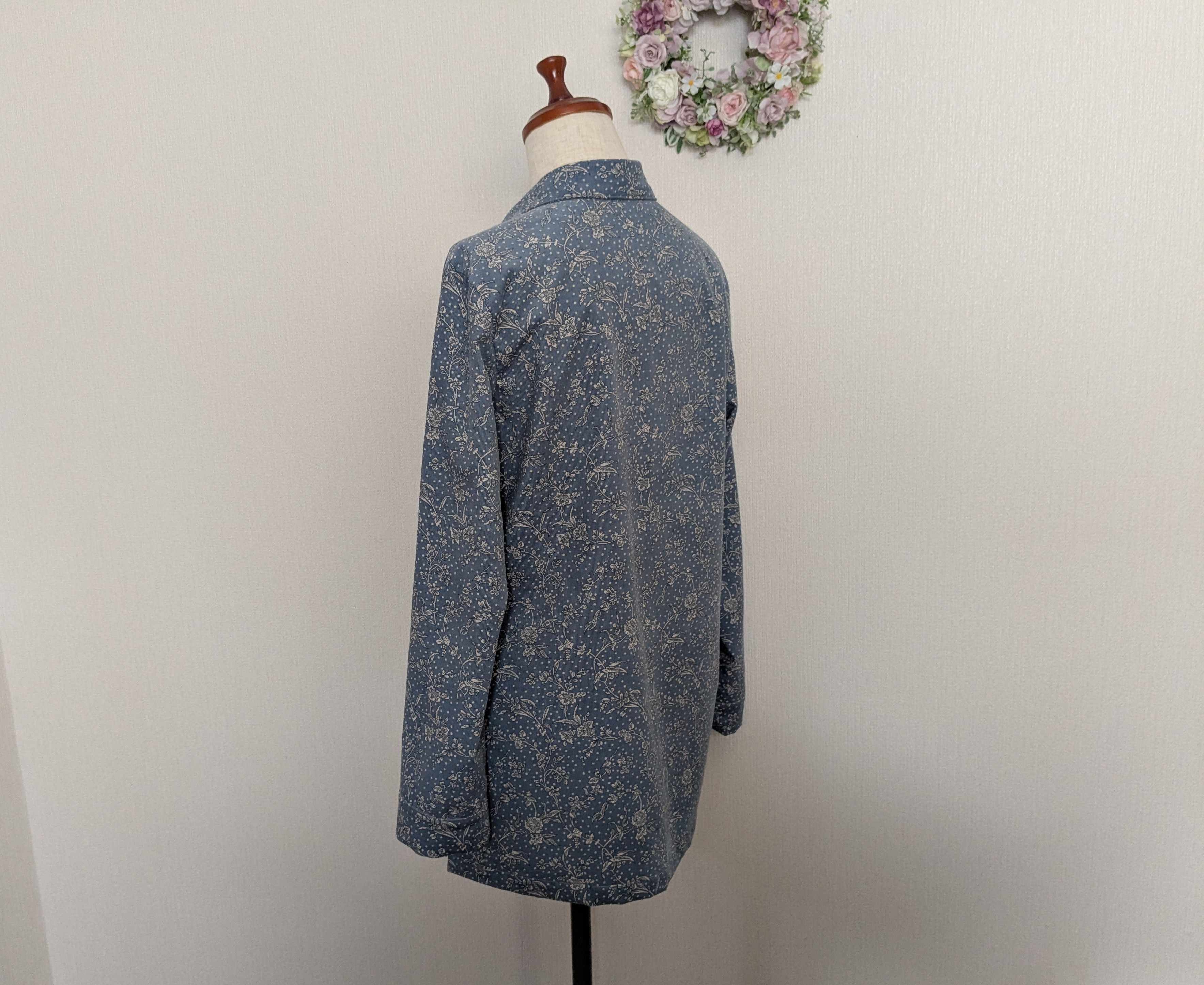 リバティマロリー（爽やかブルー）　コーデュロイ生地　シャープなラインの台衿シャツ　両サイドスリット付　重ね着にも　貝釦