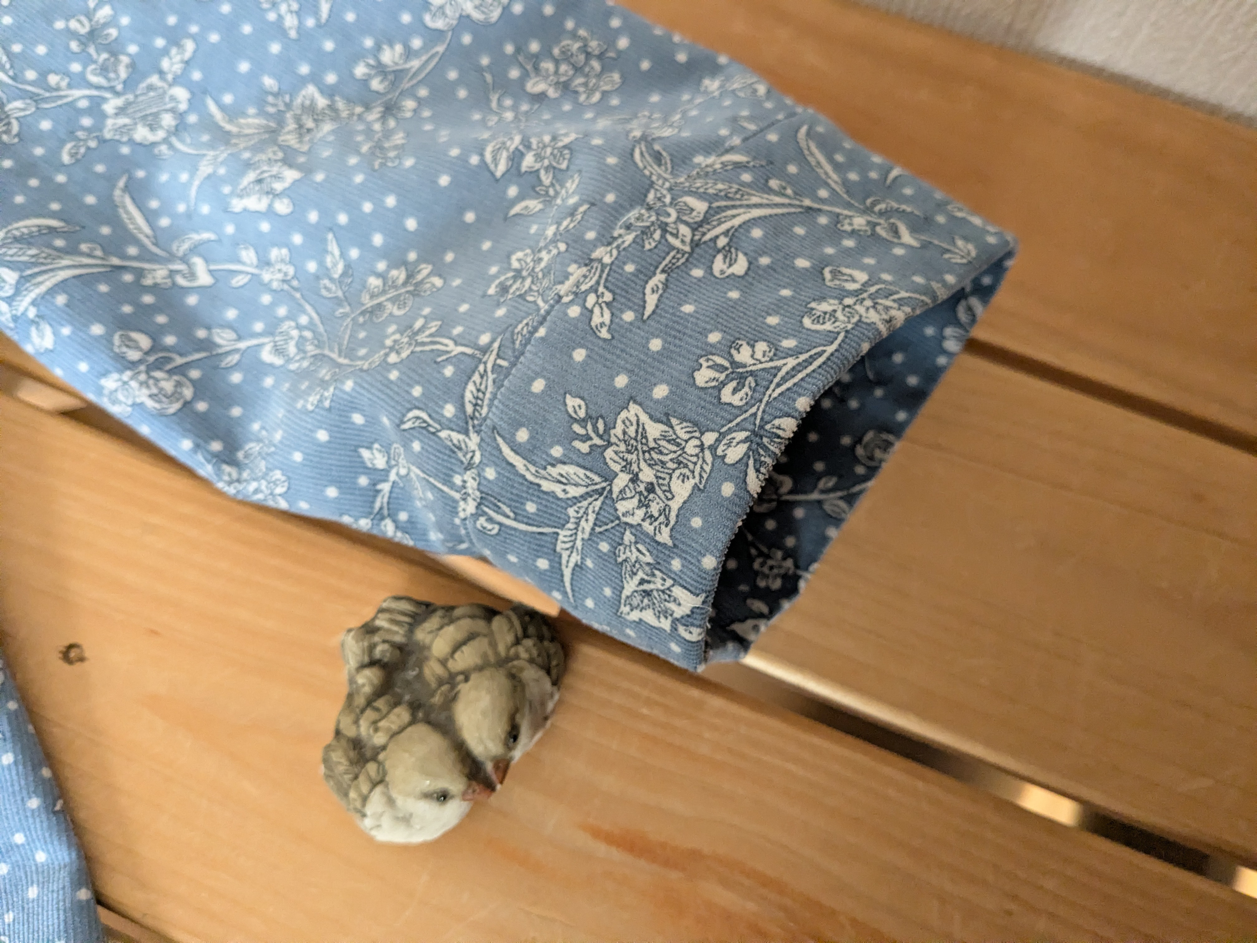 リバティマロリー（爽やかブルー）　コーデュロイ生地　シャープなラインの台衿シャツ　両サイドスリット付　重ね着にも　貝釦