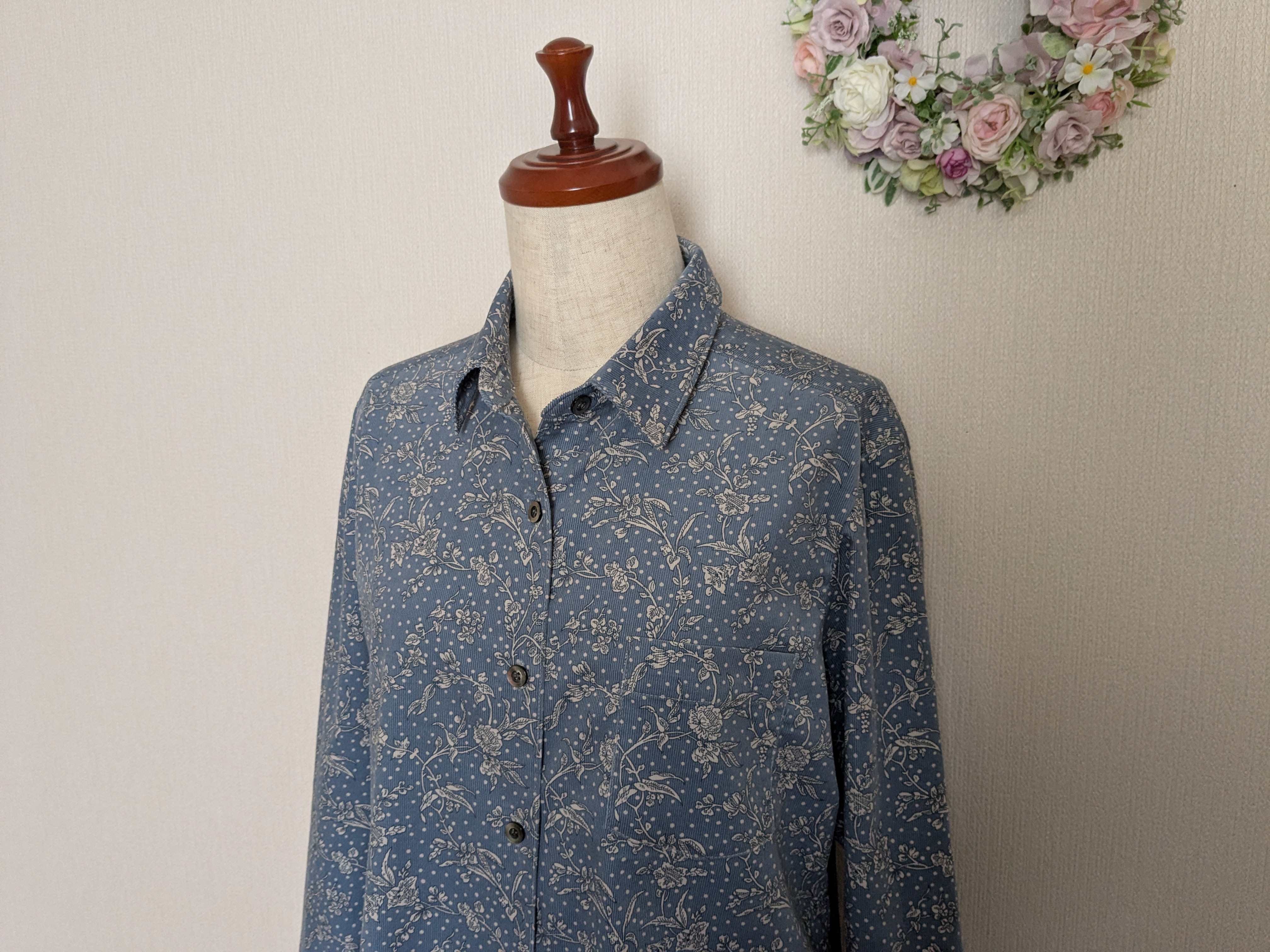 リバティマロリー（爽やかブルー）　コーデュロイ生地　シャープなラインの台衿シャツ　両サイドスリット付　重ね着にも　貝釦